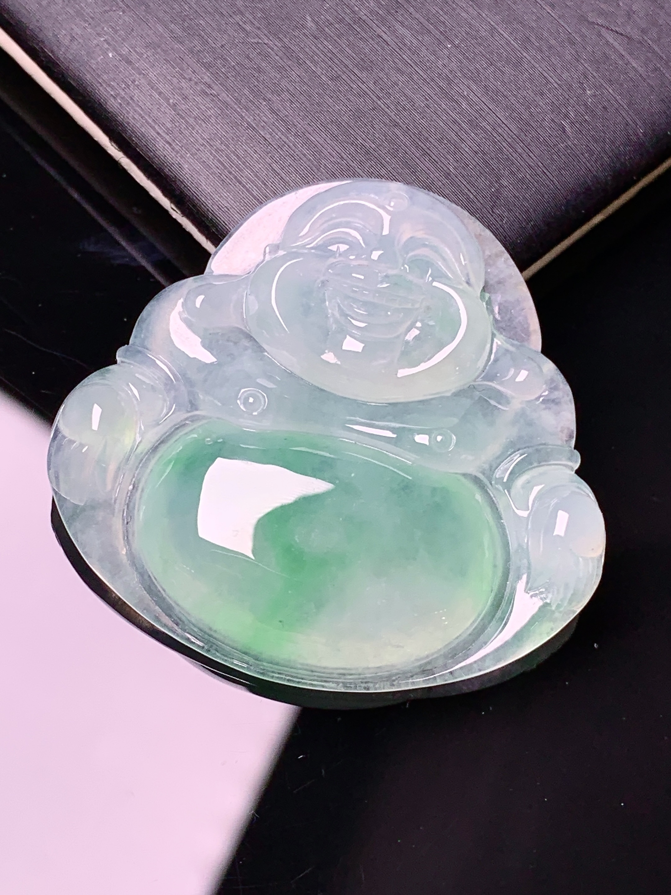 冰种飘绿佛公吊坠 玉质细腻 色泽艳丽清新 水润亮眼 整体尺寸33.2*35.6*6.2x1