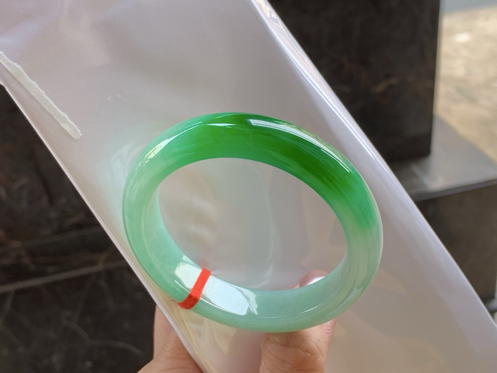 辣绿手镯
颜色漂亮 55.7/13/8.7mm