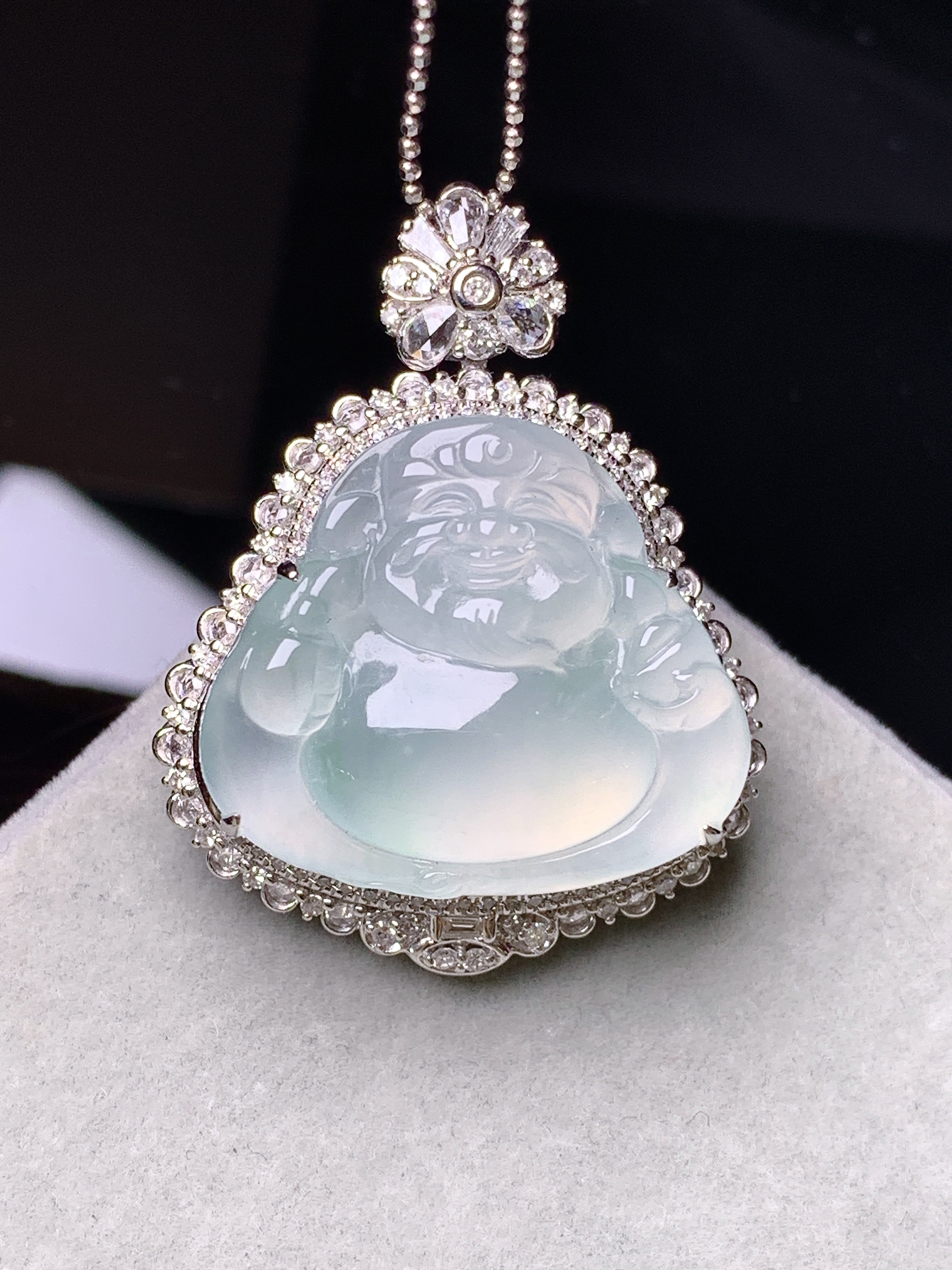 18k金钻镶嵌冰种财神吊坠 玉质细腻 色泽艳丽清新 水润亮眼 整体尺寸34.8*27.2*13.8g