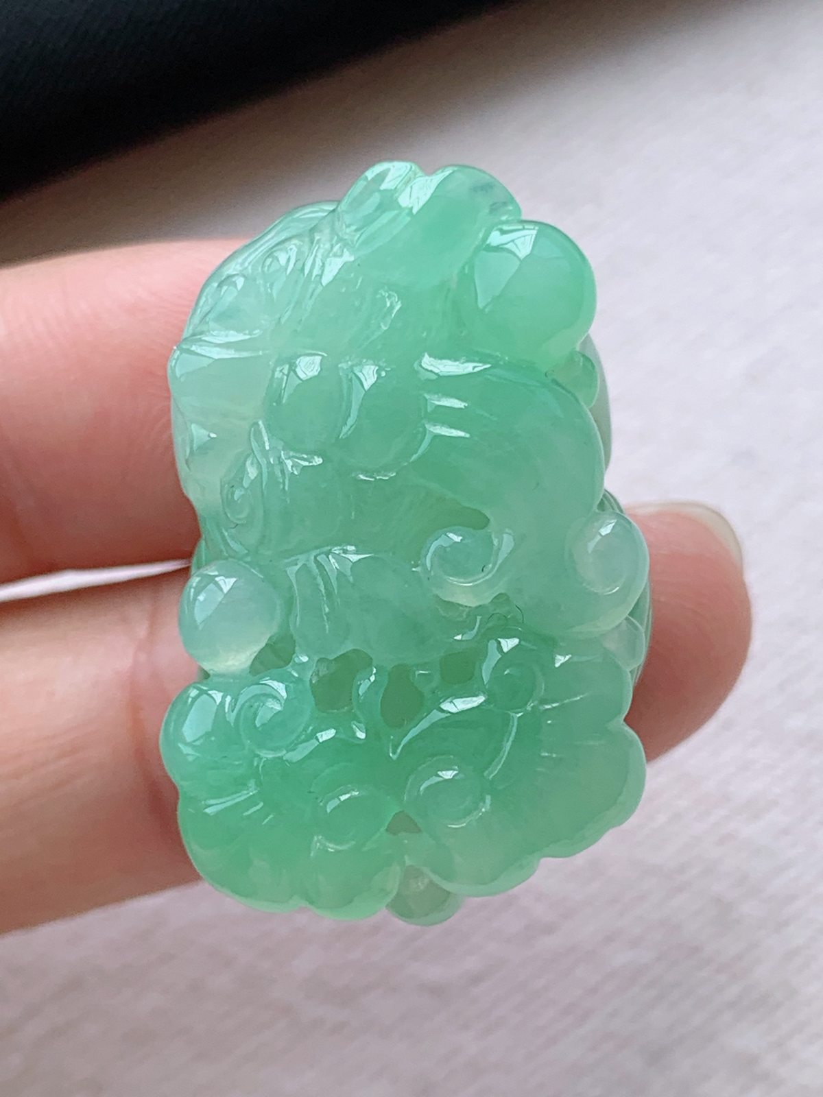 冰绿貔貅挂件
品相兼备  底子细腻，佩戴时尚百搭！