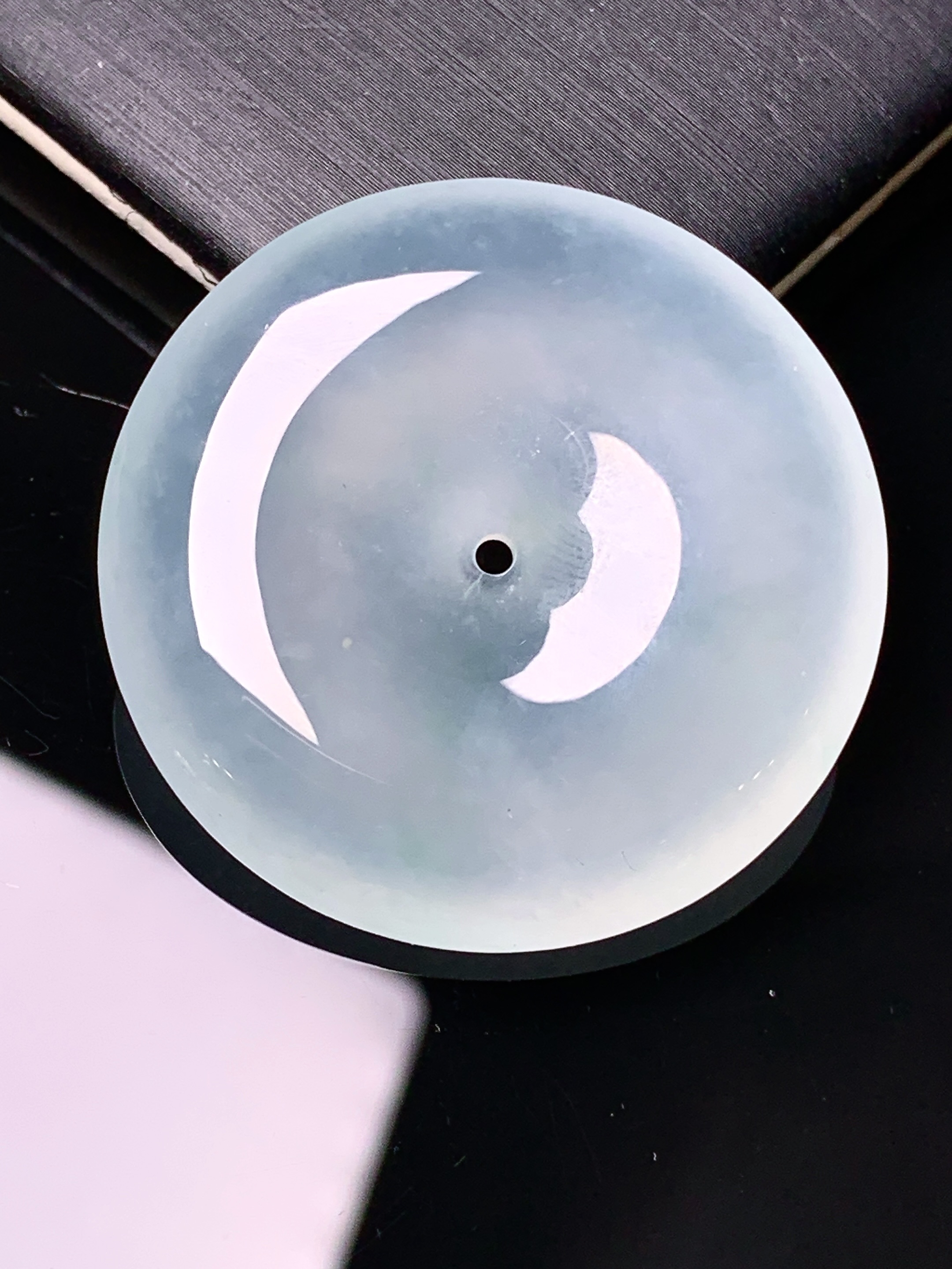 冰种平安扣吊坠 玉质细腻 色泽艳丽清新 水润亮眼 整体尺寸33.8*6.3x1