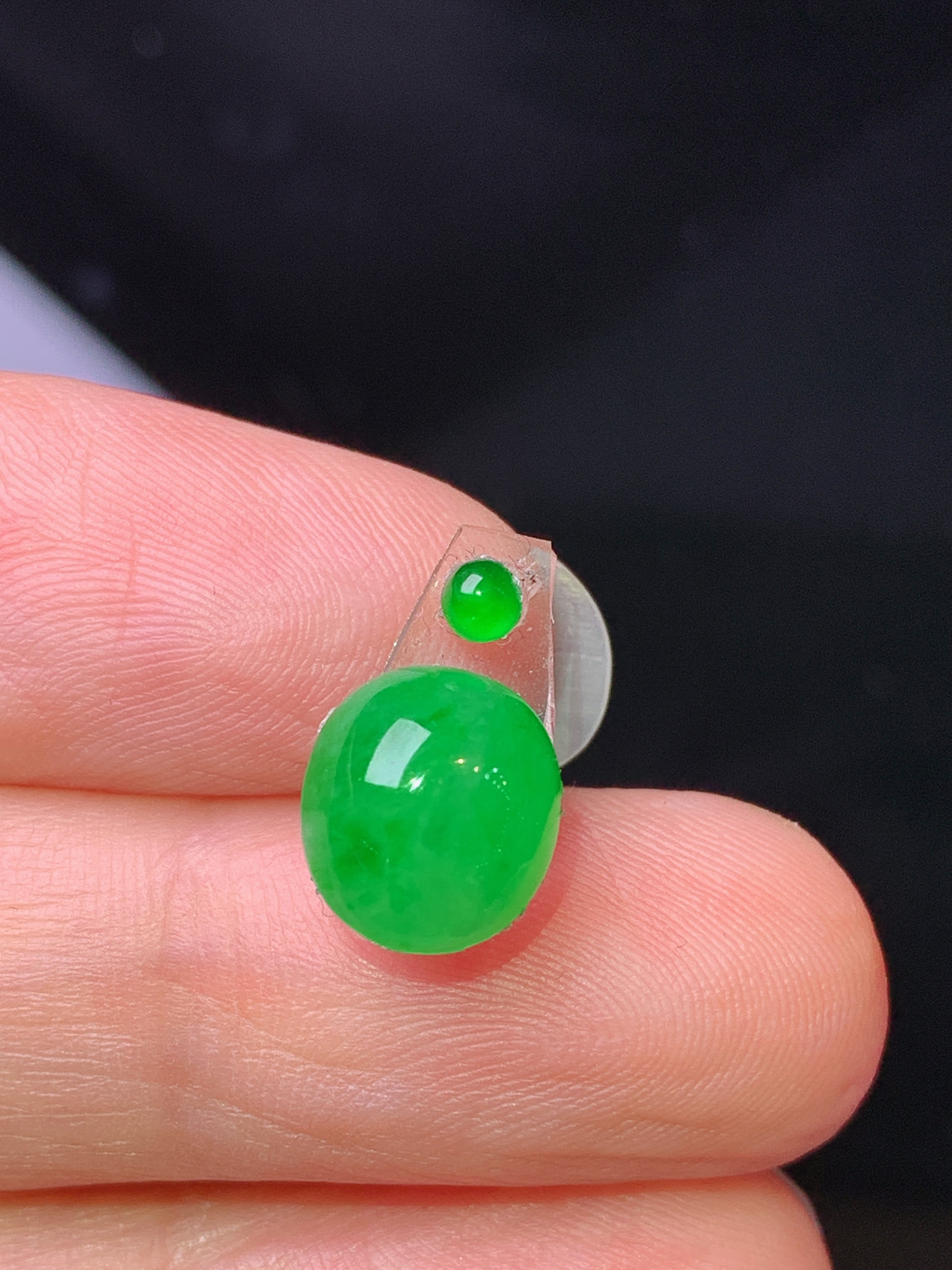 镶嵌款 满绿蛋面吊坠 玉质细腻 色泽艳丽清新 水润亮眼 整体尺寸9.5*8.5*5.2*2x