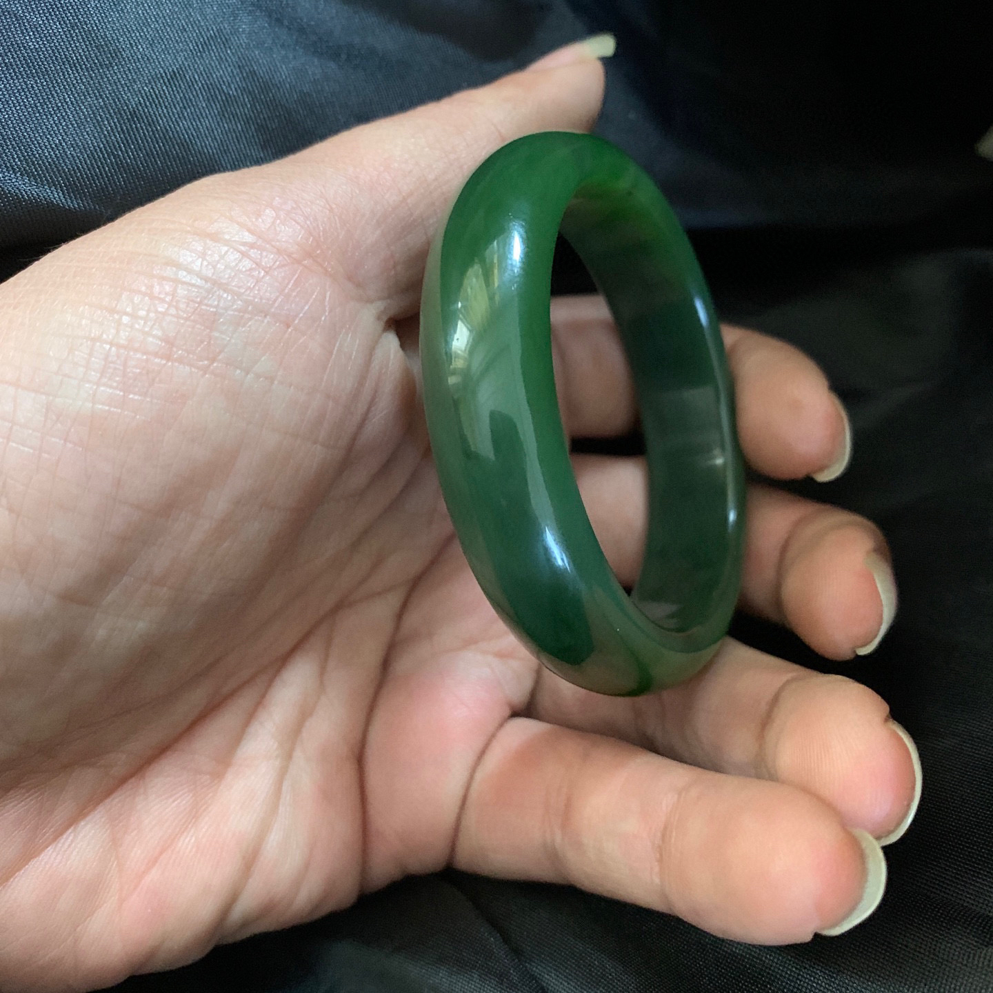 51.8圈口和田玉碧玉菠菜绿手镯，和田玉51.8圈口碧玉手镯，镯型古朴典雅。在诗情画意的雨巷相遇，你是我腕间的一抹风情，有你眸有深情.清风荡漾湖间静水，我愿俯身低眉