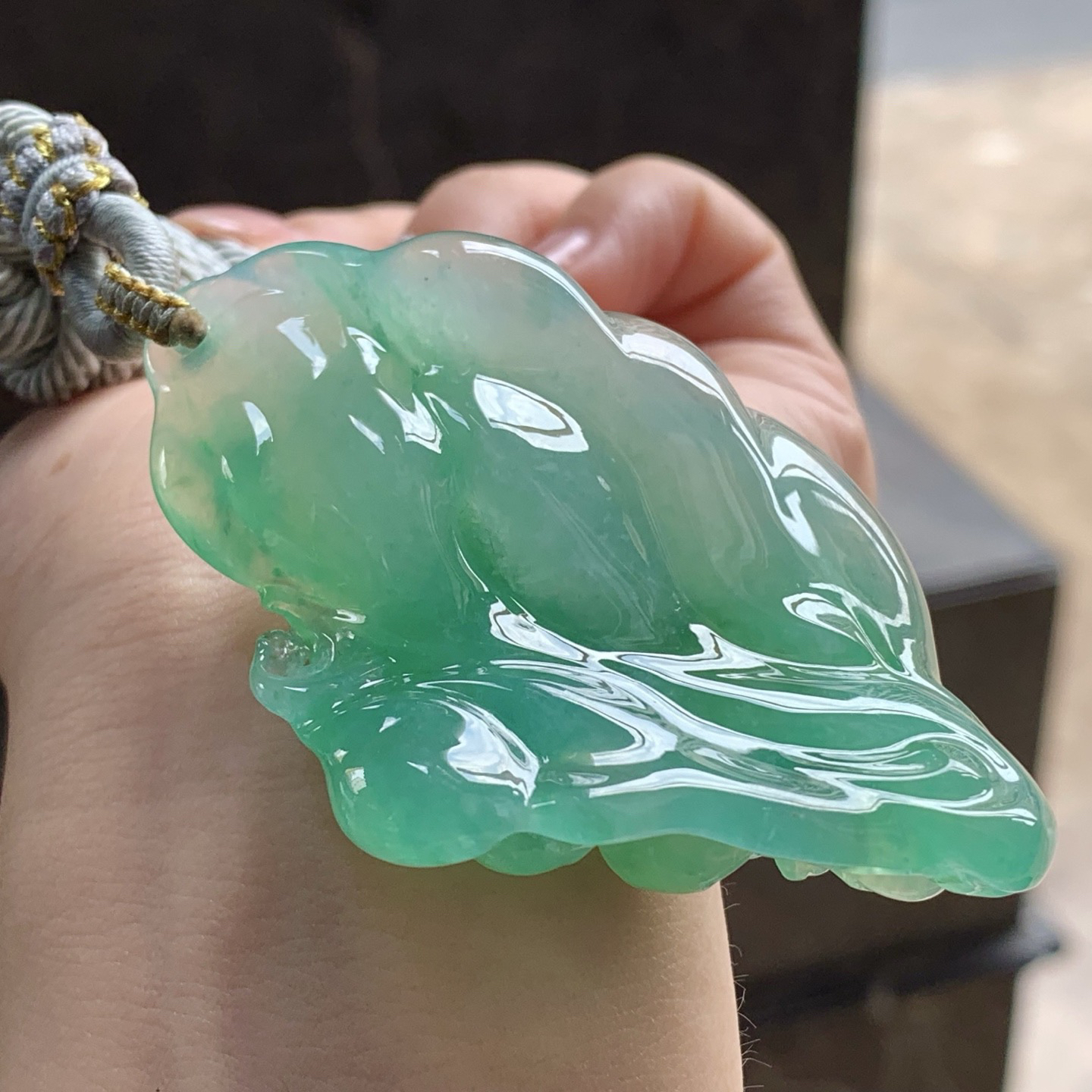 冰种果绿随形挂坠
种色俱佳 厚装品相好