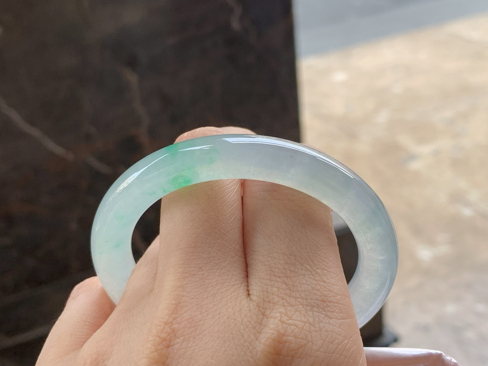 冰种飘色福镯
种老水足 52.7/9.2mm