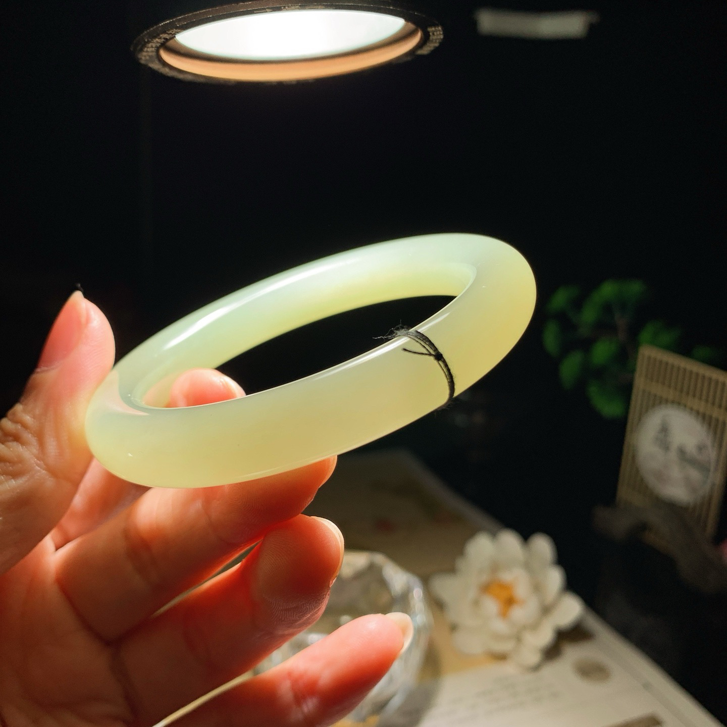 56圈口 和田玉清水手镯 56圈口条宽11厚10重55.5克！玉质细腻油润。手推出油。佩戴高端典雅。lt260401