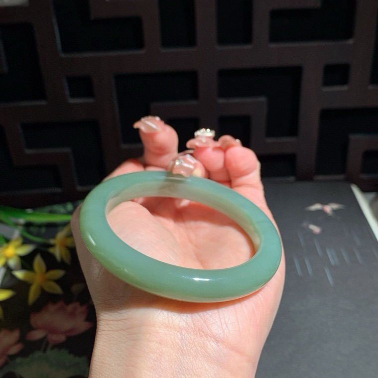 和田玉55.5圈口且末蓝手镯，玉质细腻油润 底色纯净 无裂无杂 脂粉好，品质高。