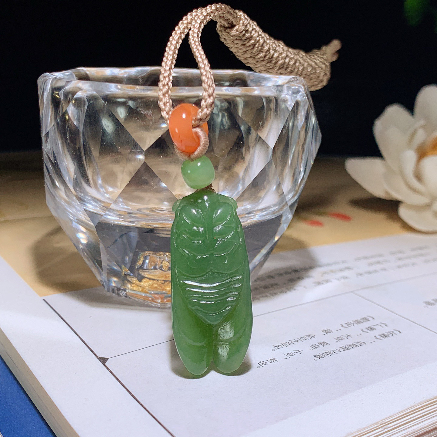 和田玉阳绿俄罗斯碧玉一鸣惊人挂件。尺寸34/15/10重10克 玉质细腻油润。手推出油。品相大气 lt260401