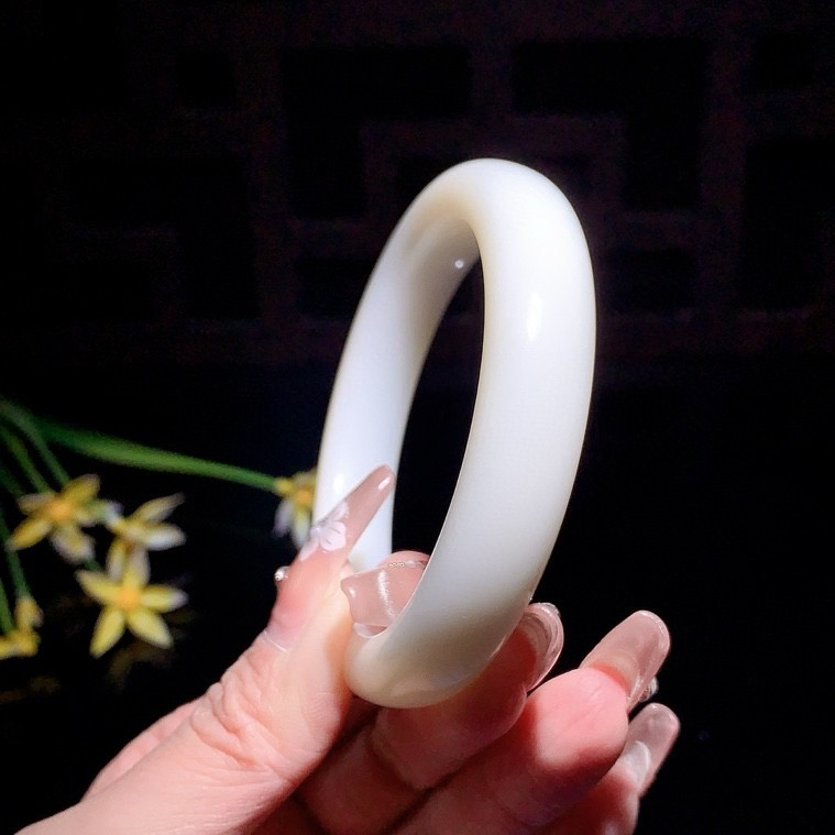 和田玉57圈口白玉手镯！玉质细腻油润 底色纯净 无裂无杂 脂粉好，品质高