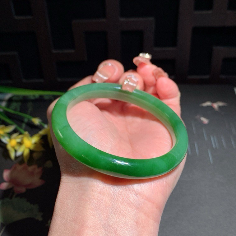 和田玉59圈口阳绿色猫眼碧玉手镯！玉质细腻油润 底色纯净 无裂无棉 脂粉好，品质高。