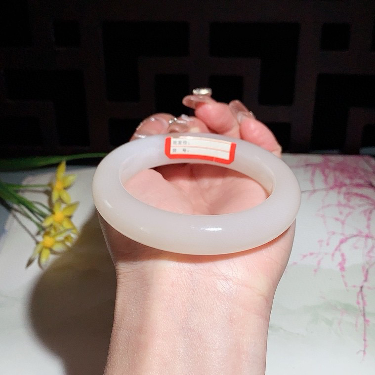 和田玉55.5圈口藕粉色手镯！玉质细腻油润 底色纯净 无裂无黑 脂粉好，品质好！