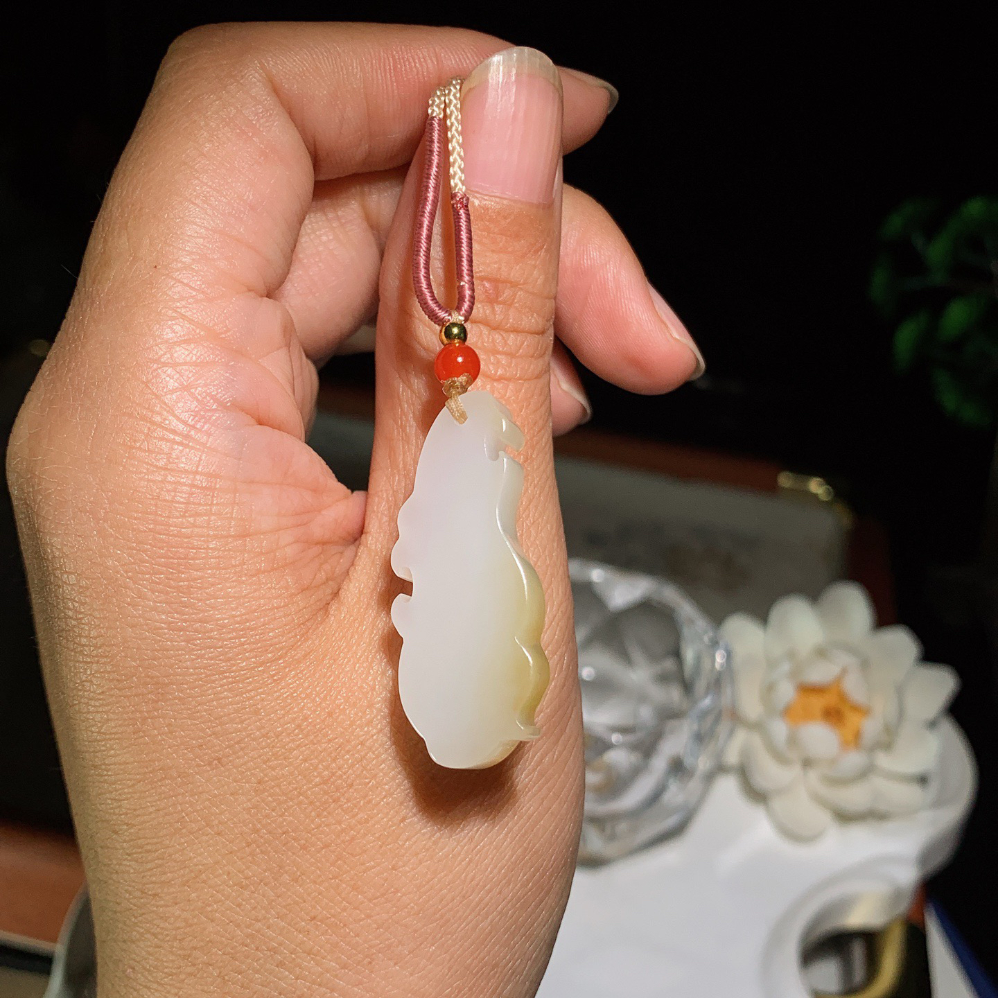 新疆和田玉且末糖仿古兽头挂件。尺寸35/14/10重8.8克 玉质细腻油润 底色纯净 脂粉好，品质好。lt260401