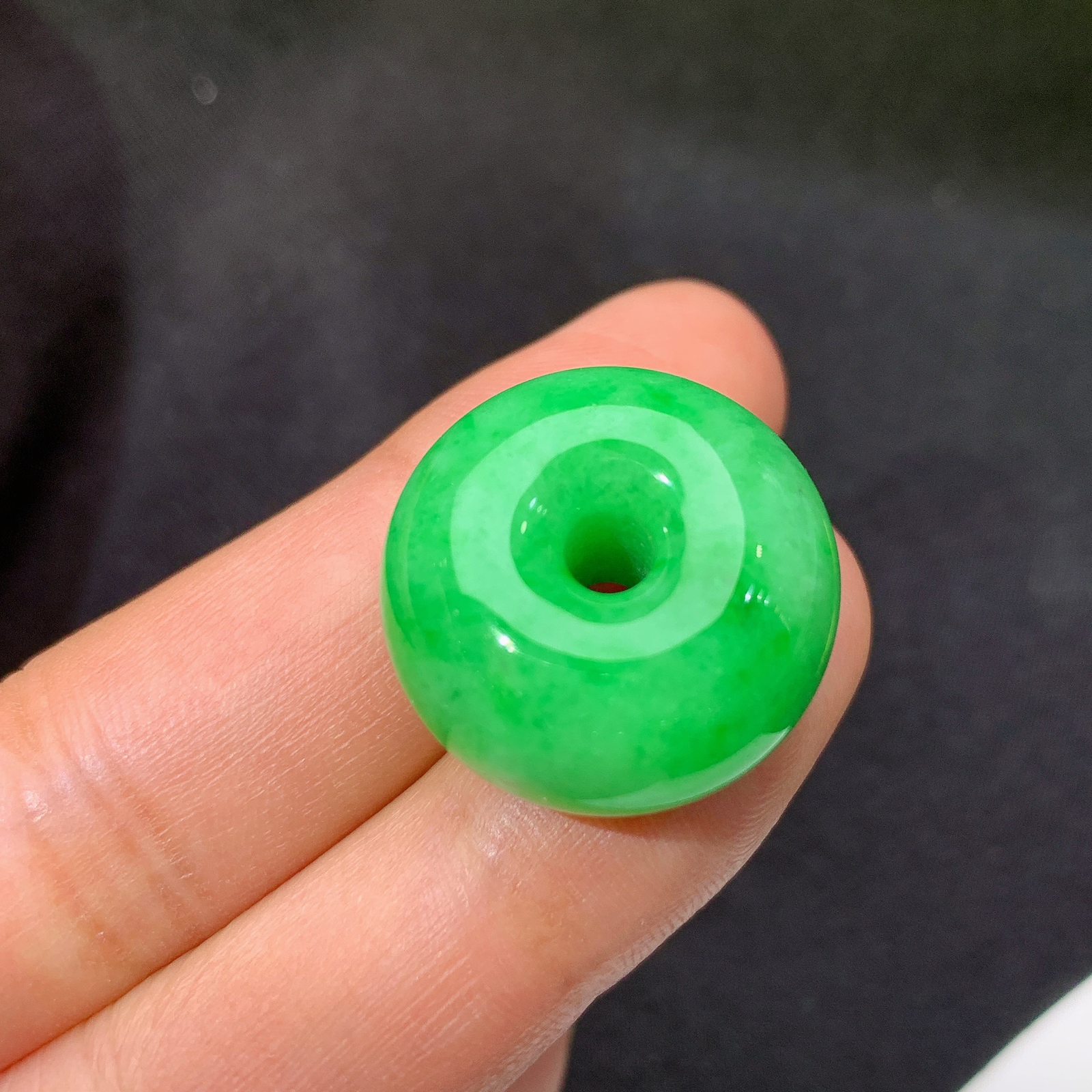 阳绿平安扣，镶嵌佳品，冰润细腻，色阳，种水足 Hon 尺寸20.1*12.1