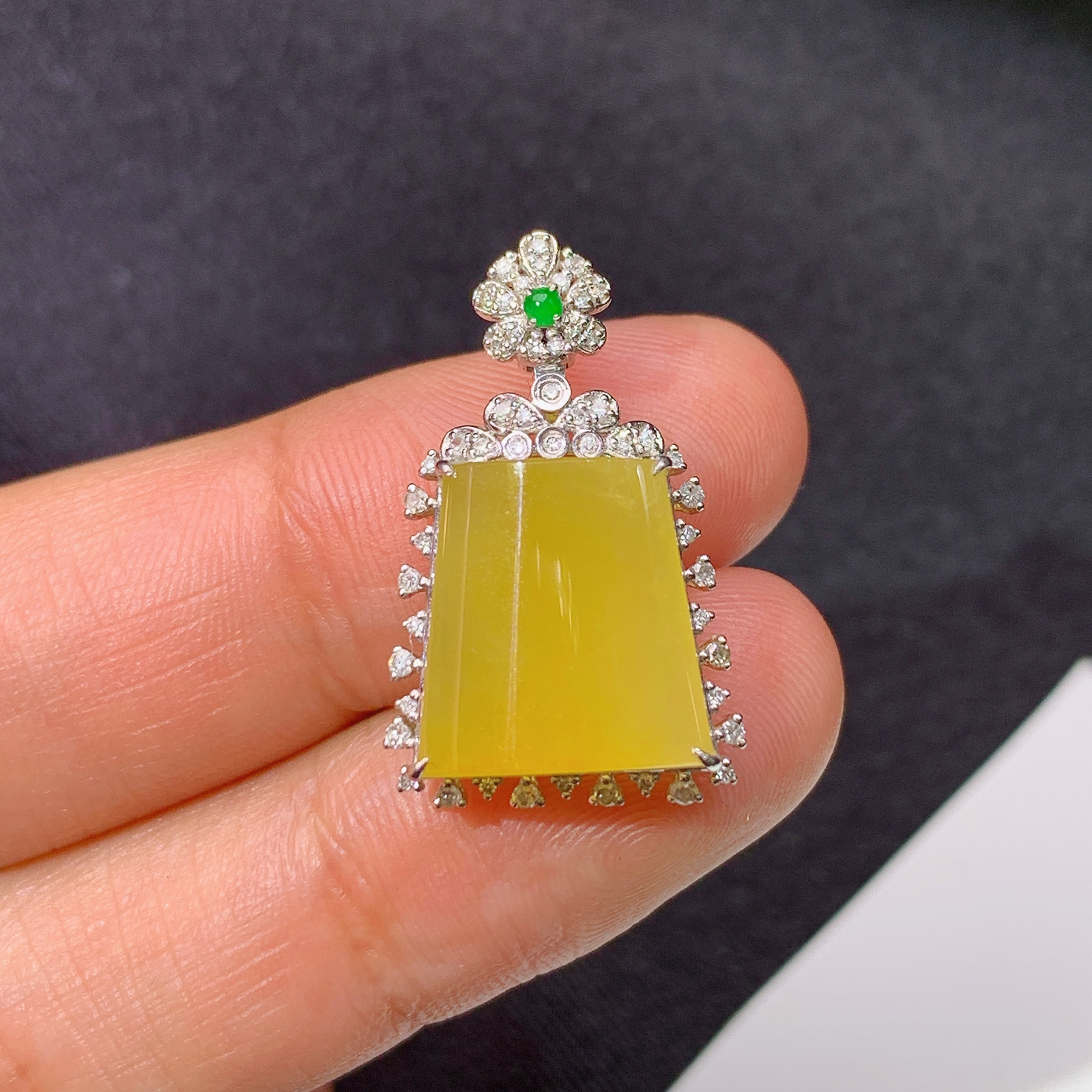 冰黄翡无事牌吊坠，18k金镶嵌，冰透水润，颜色鲜艳，M002 尺寸23.8*14.8*7.3