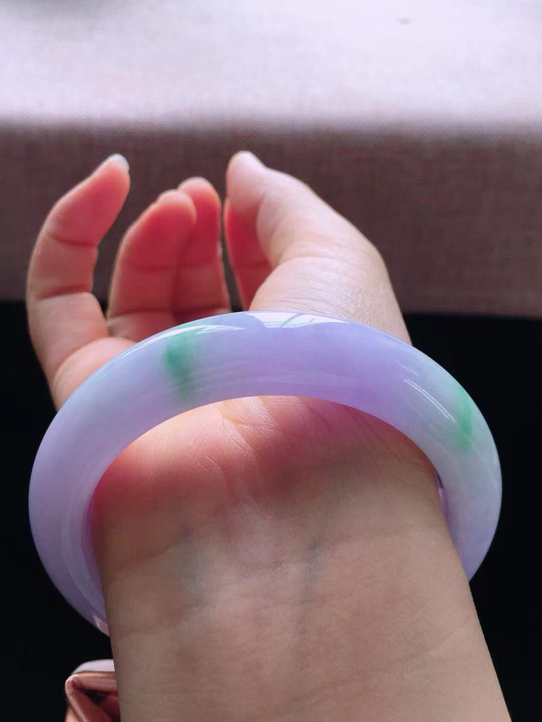 【翡翠名称】老种春带彩飘绿57.2正圈口手镯
【翡翠尺寸】57.2*12.5*9.8mm适合56-58.5正圈口佩戴
【翡翠描述】宝贝种老水足，玉质细腻，色泽靓丽，性价比高，佩戴效果好！
【其它赠送】权威证书/精美挂绳盒子/支持全国复检