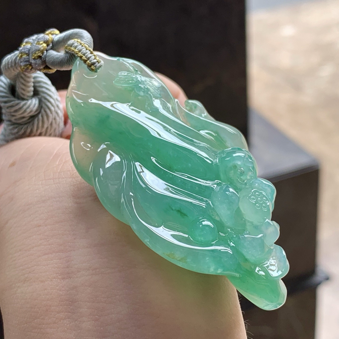 冰种果绿随形挂坠
种色俱佳 厚装品相好