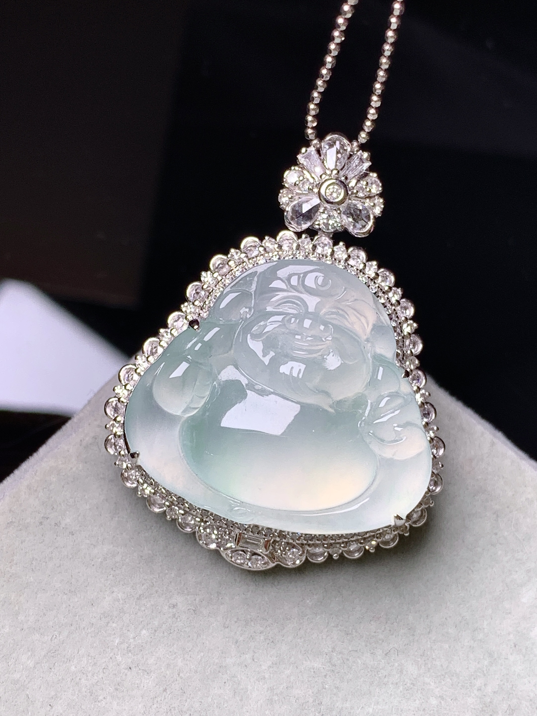 18k金钻镶嵌冰种财神吊坠 玉质细腻 色泽艳丽清新 水润亮眼 整体尺寸34.8*27.2*13.8g2