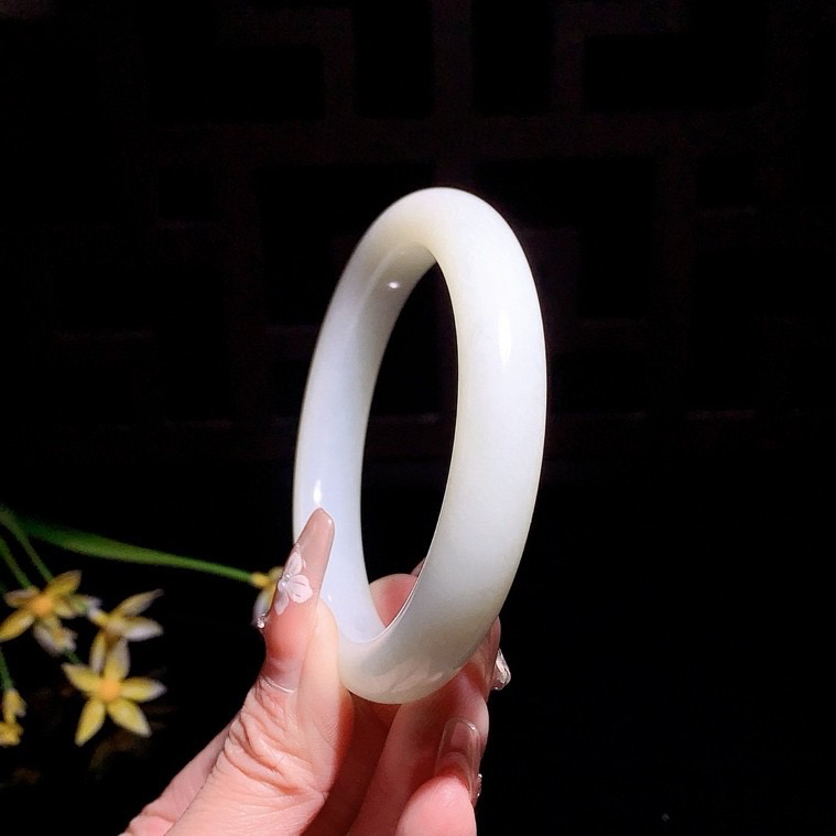 和田玉60圈口白玉手镯玉质细腻油润 底色纯净 无裂无杂 脂粉好，品质高