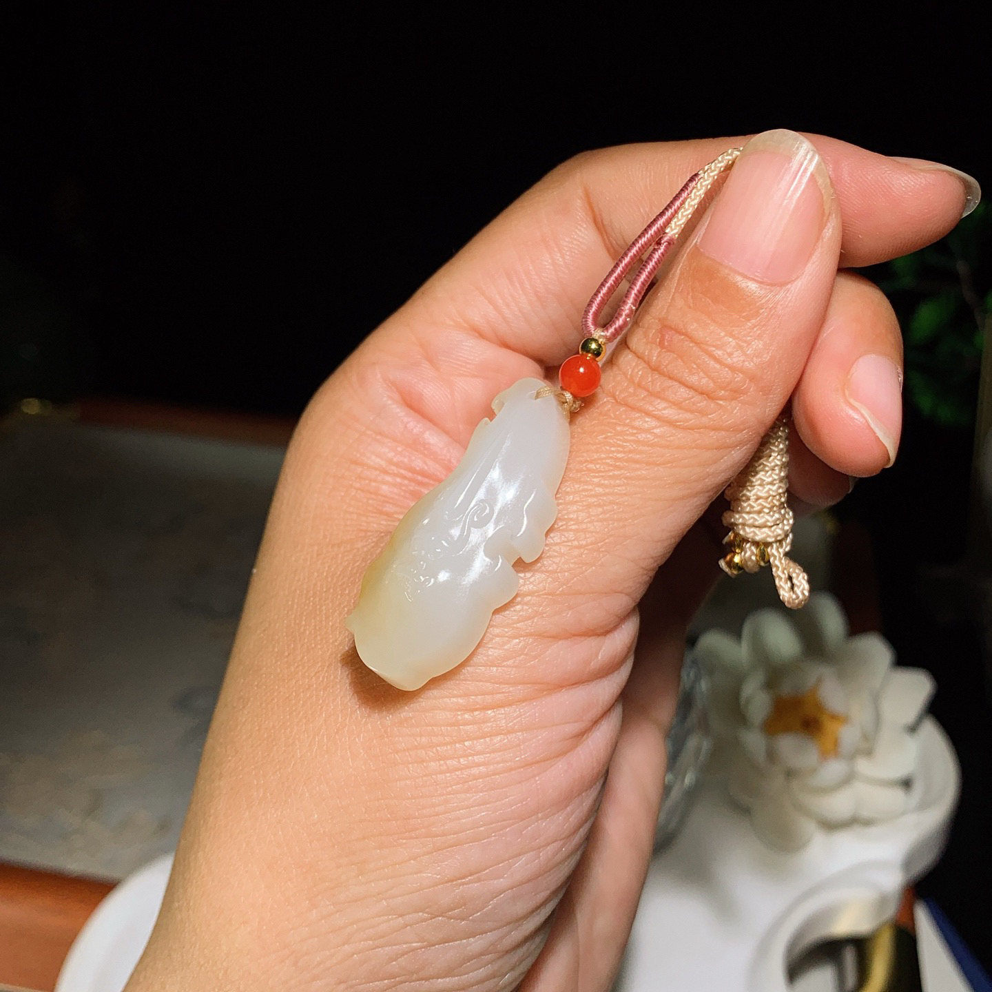 新疆和田玉且末糖仿古兽头挂件。尺寸35/14/10重8.8克 玉质细腻油润 底色纯净 脂粉好，品质好。lt260401