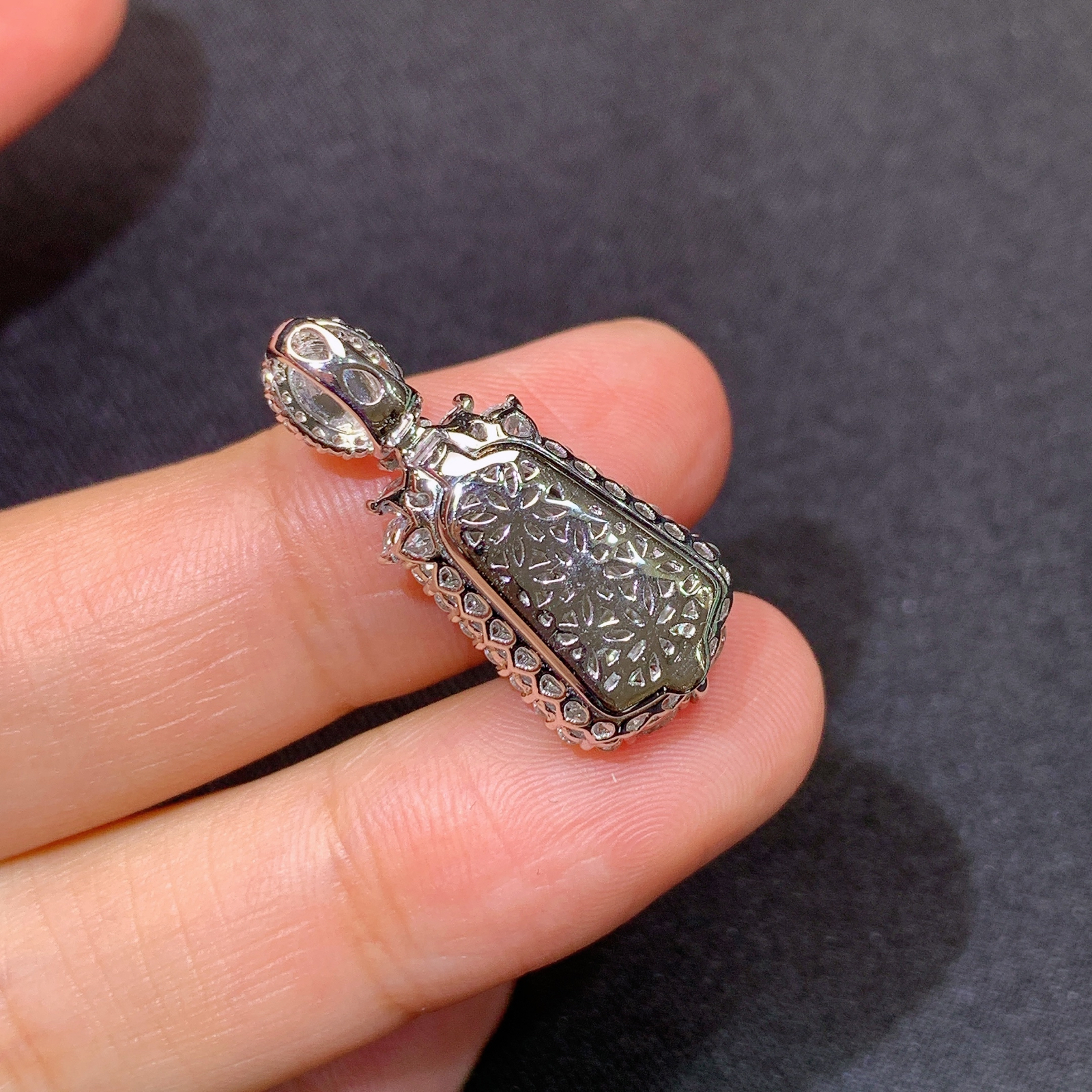 阳绿无事牌吊坠，18k金镶嵌，色泽鲜阳，种老水足 尺寸25.5*11.1*6.9