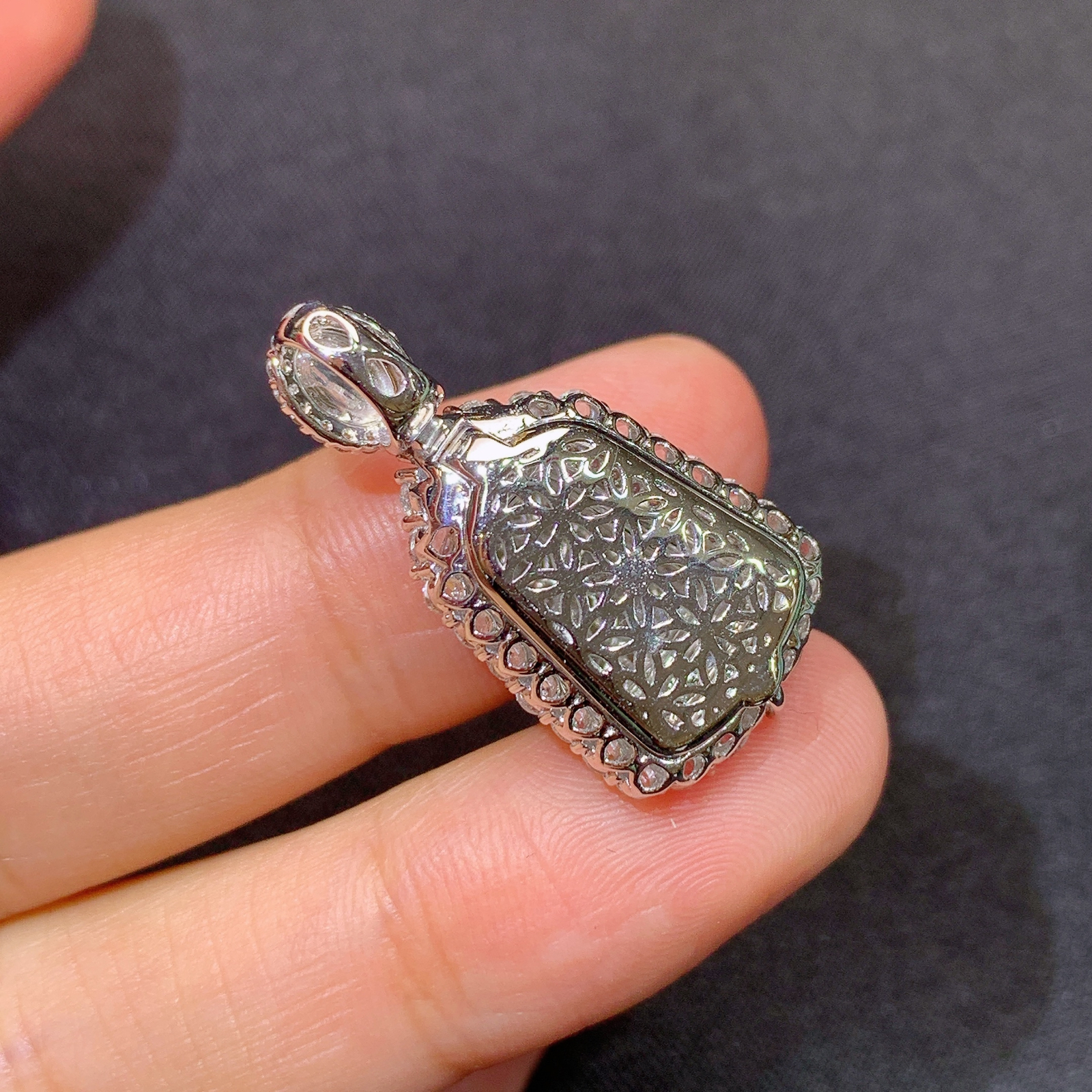 阳绿无事牌吊坠，18k金镶嵌，色泽鲜阳，种老水足，001 尺寸27.9*14.1*7.7