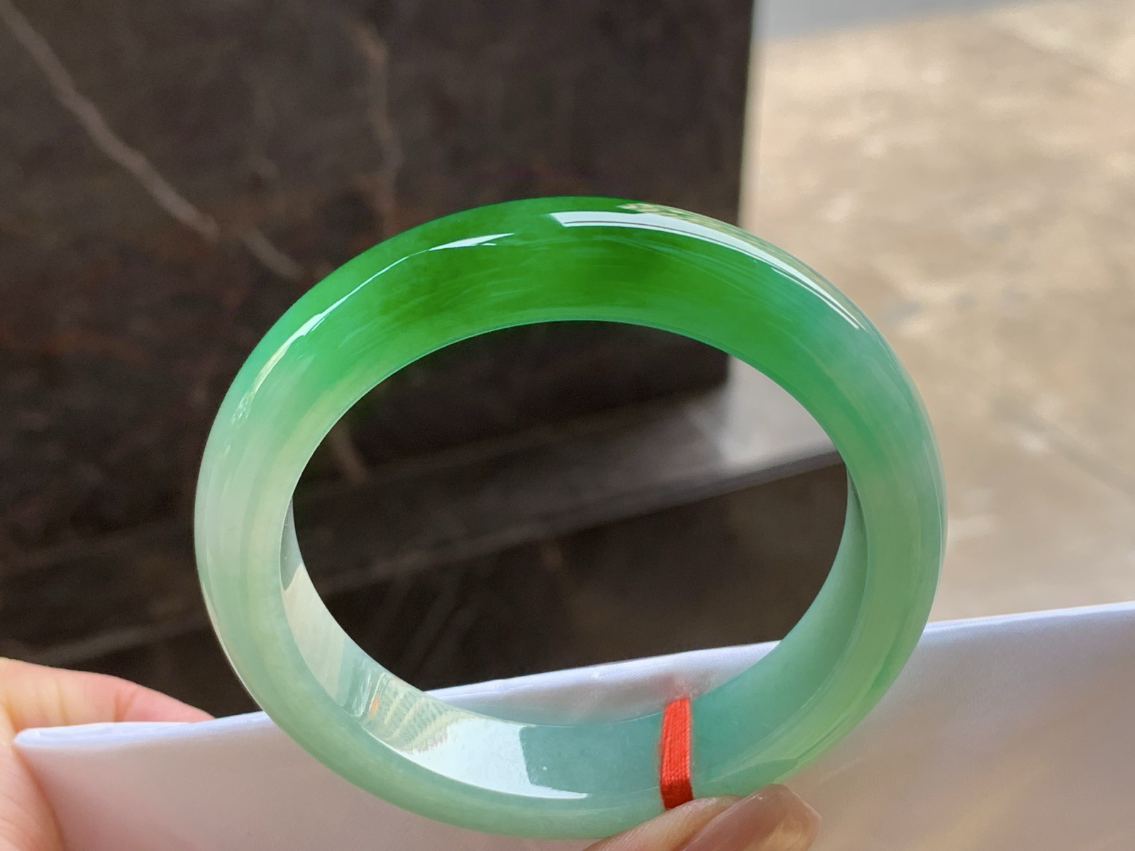 辣绿手镯
颜色漂亮 55.7/13/8.7mm