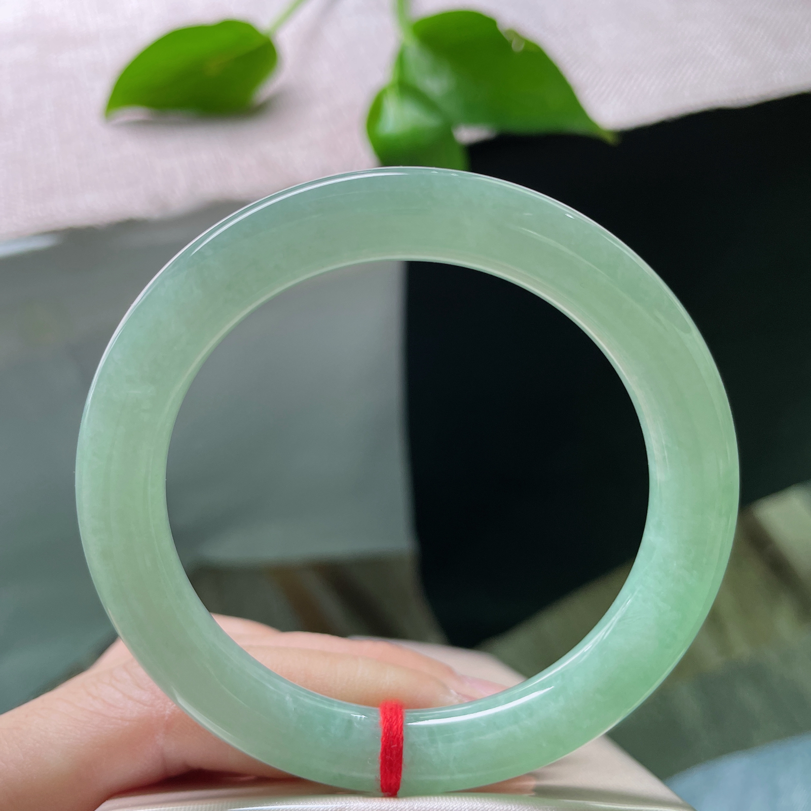 尺寸：55.3/9.3果绿圆条，水润细腻，清新简约，秀丽倾心。