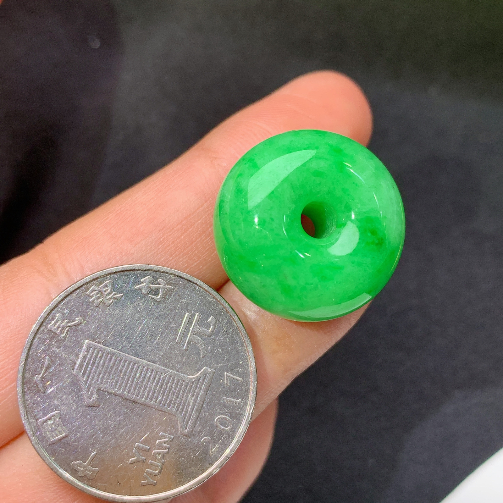 阳绿平安扣，镶嵌佳品，冰润细腻，色阳，种水足 Hon 尺寸20.1*12.1