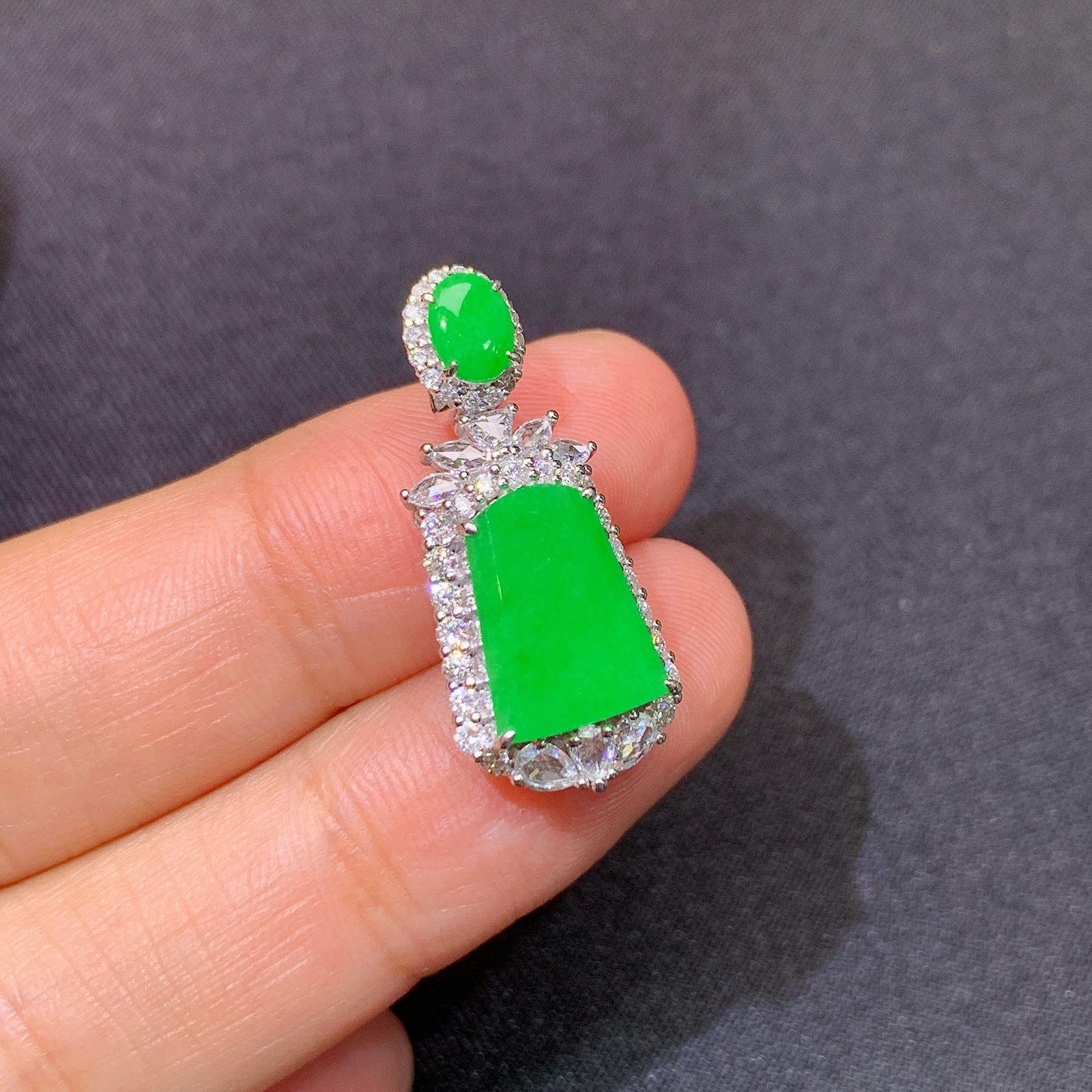 阳绿无事牌吊坠，18k金镶嵌，色泽鲜阳，种老水足 尺寸25.5*11.1*6.9