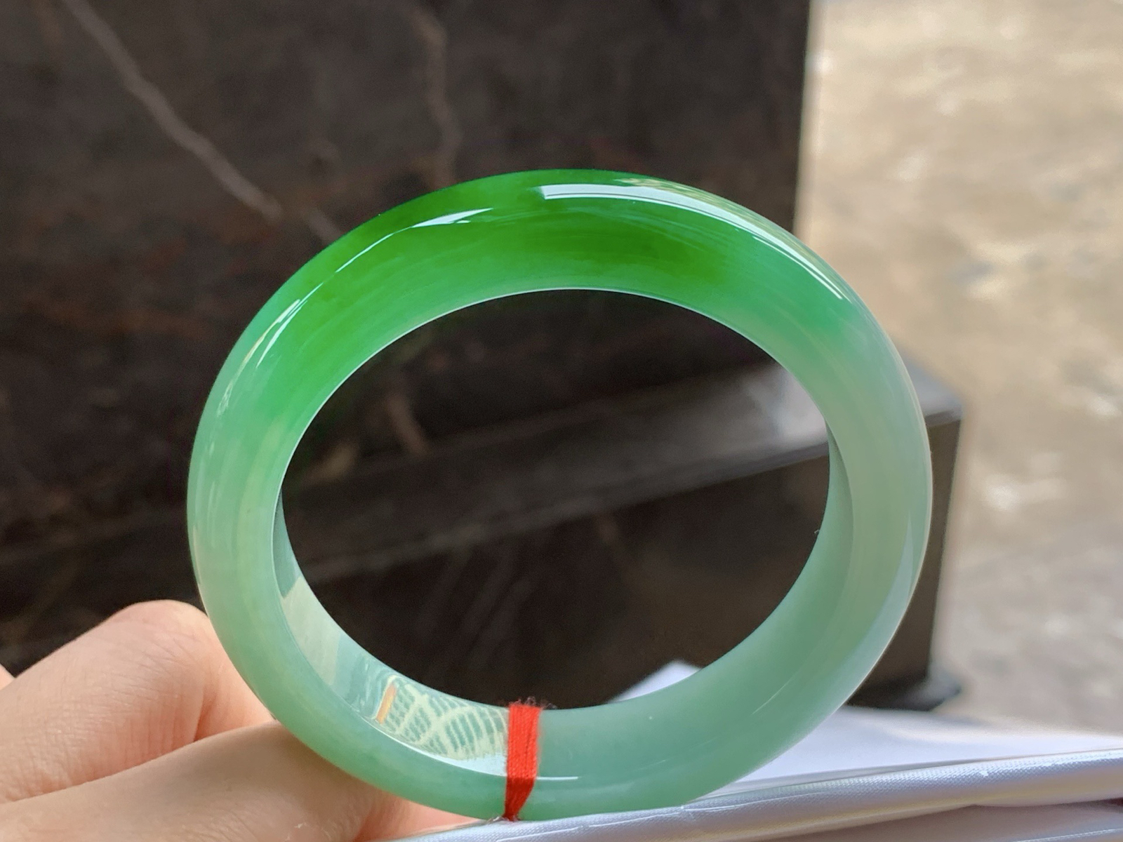 辣绿手镯
颜色漂亮 55.7/13/8.7mm