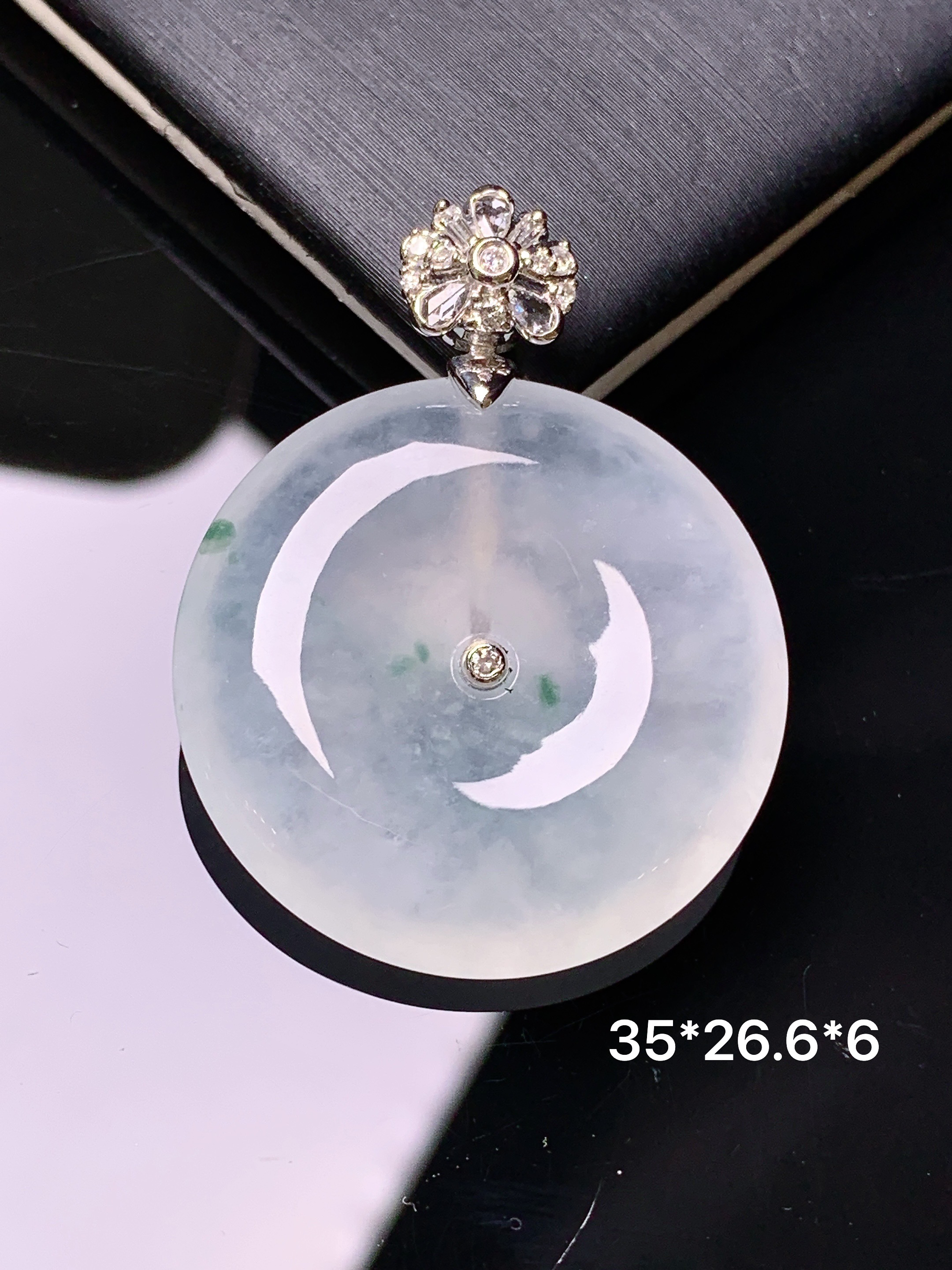 18k金钻镶嵌冰种平安扣吊坠 玉质细腻 色泽艳丽清新 水润亮眼 整体尺寸35*26.6*6g2