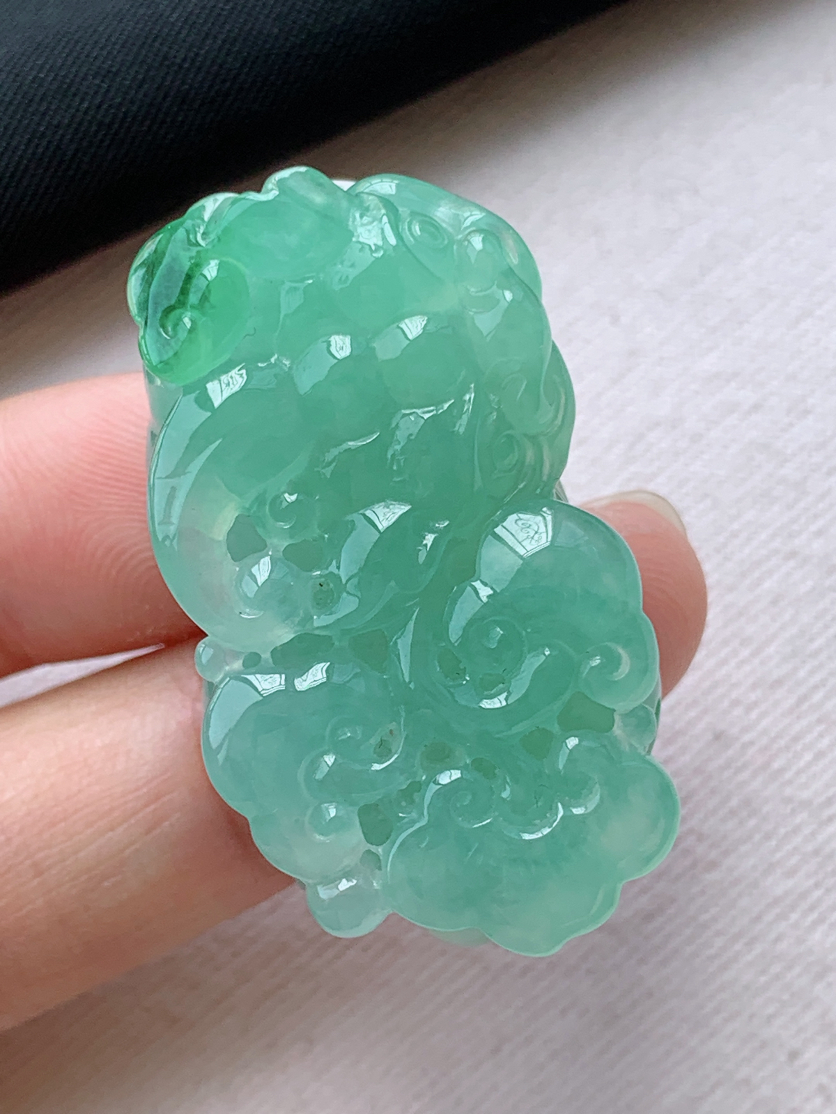 冰绿貔貅挂件
种色怡人，完美细腻莹润，佩戴清新优雅