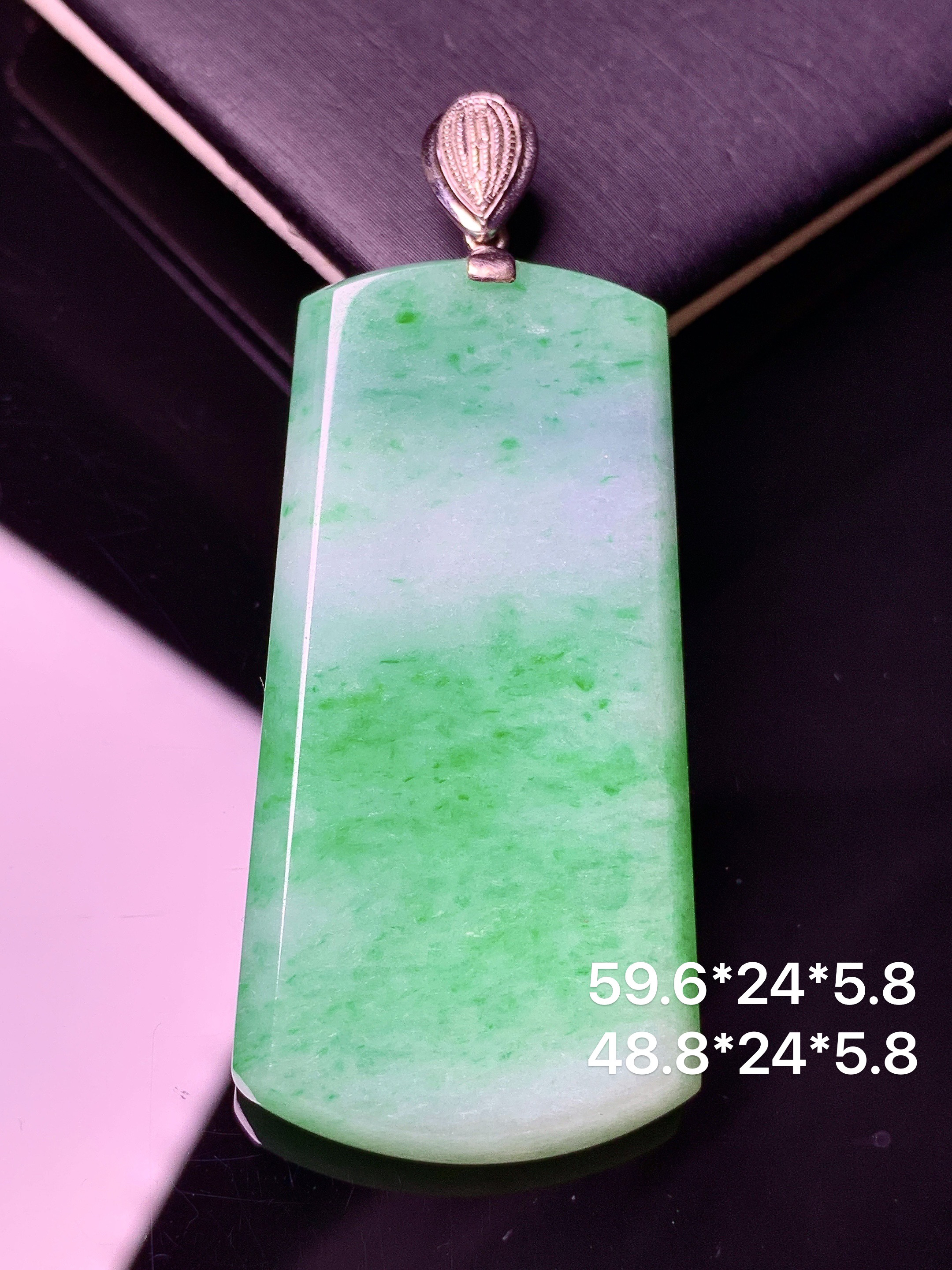 18k金镶嵌飘绿无事牌吊坠 玉质细腻 色泽艳丽清新 水润亮眼 整体尺寸59.6*24*5.8g2