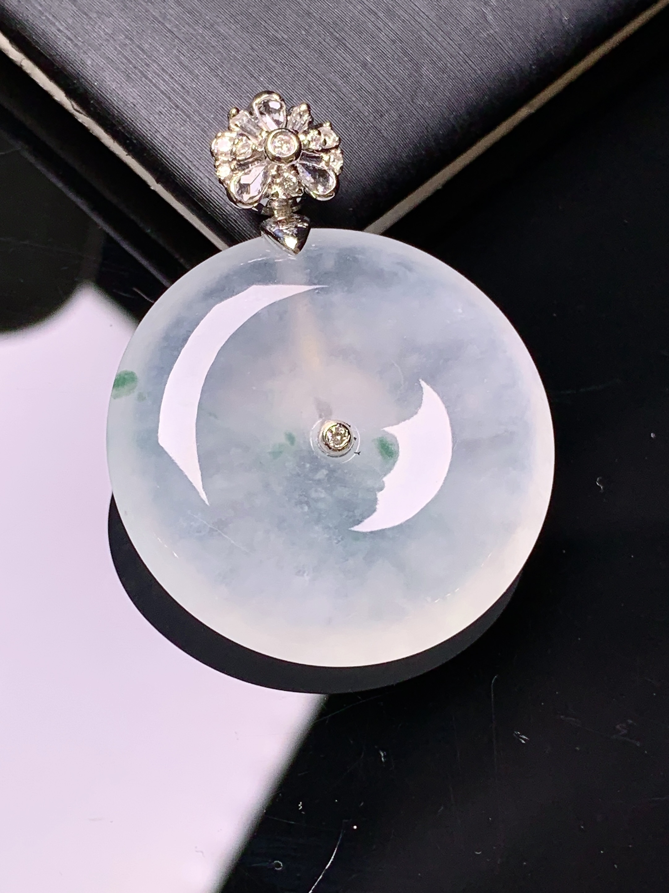 18k金钻镶嵌冰种平安扣吊坠 玉质细腻 色泽艳丽清新 水润亮眼 整体尺寸35*26.6*6g2