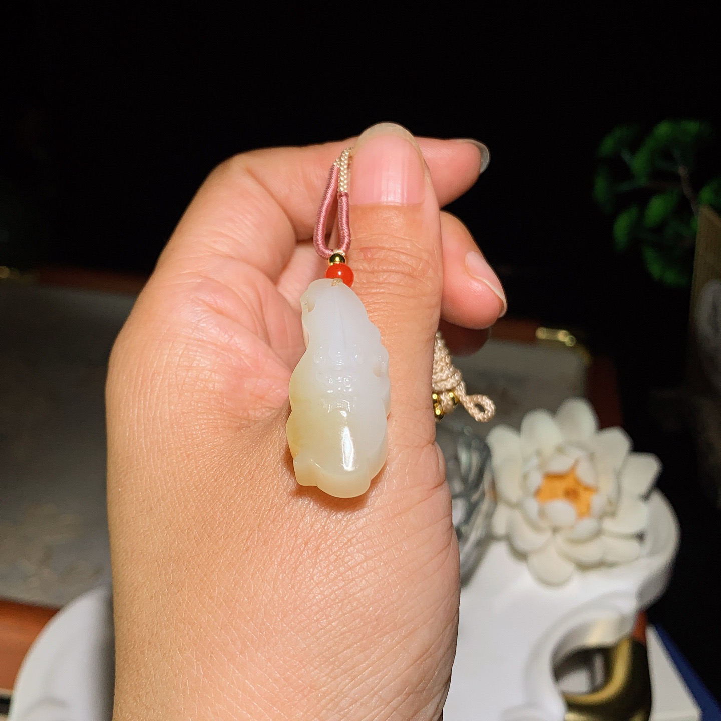 新疆和田玉且末糖仿古兽头挂件。尺寸35/14/10重8.8克 玉质细腻油润 底色纯净 脂粉好，品质好。lt260401