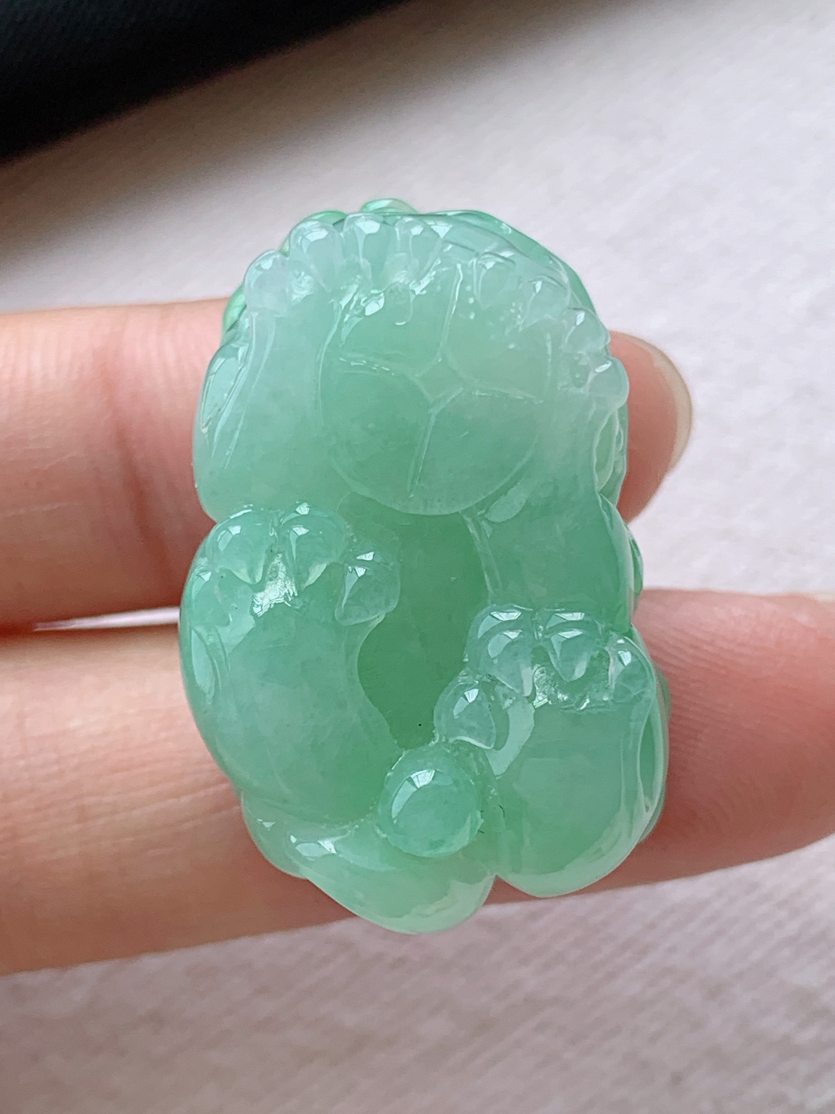 冰绿貔貅挂件
品相兼备  底子细腻，佩戴时尚百搭！