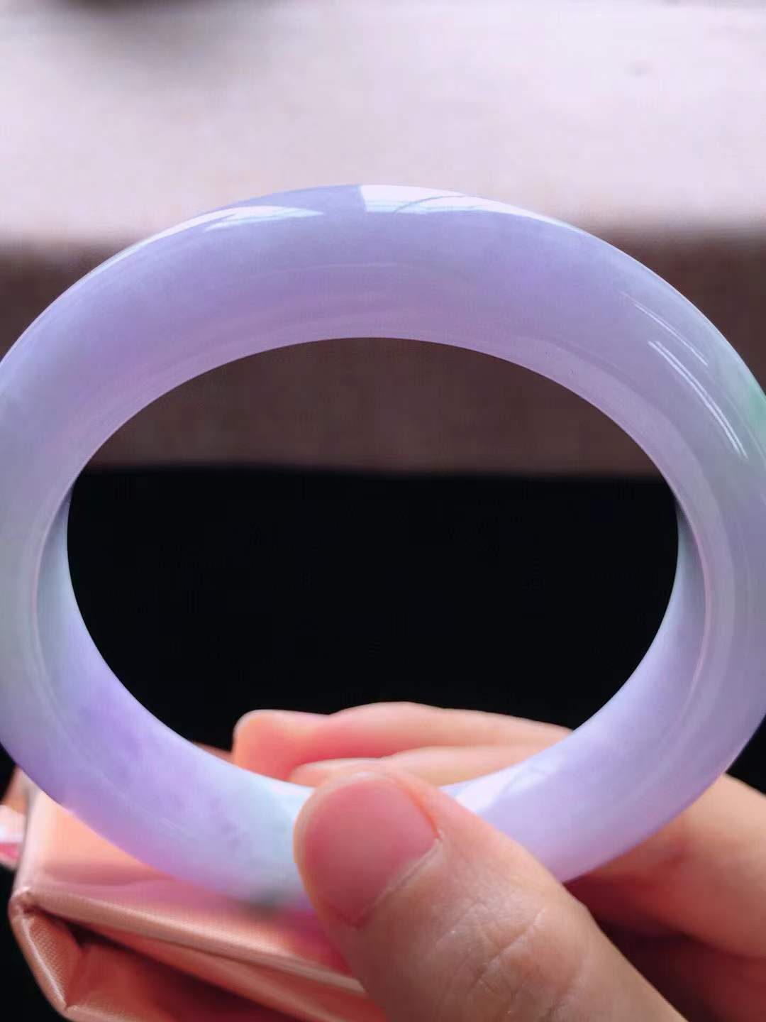 【翡翠名称】老种春带彩飘绿57.2正圈口手镯
【翡翠尺寸】57.2*12.5*9.8mm适合56-58.5正圈口佩戴
【翡翠描述】宝贝种老水足，玉质细腻，色泽靓丽，性价比高，佩戴效果好！
【其它赠送】权威证书/精美挂绳盒子/支持全国复检