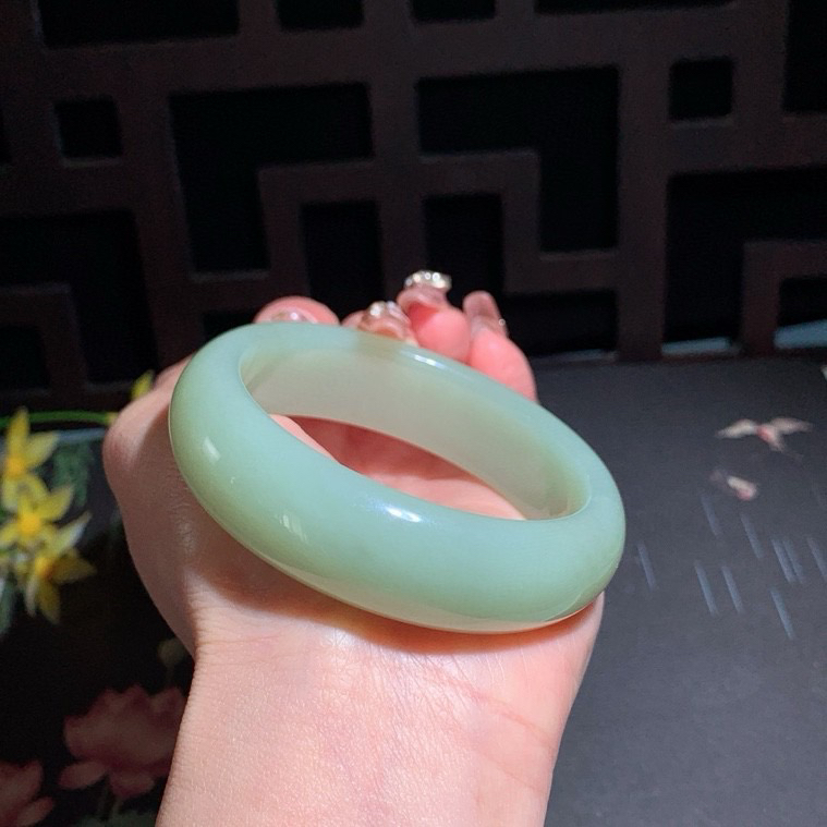 和田玉55.5圈口且末蓝宽版手镯！玉质细腻油润 底色纯净 无裂无黑 脂粉好，品质高。