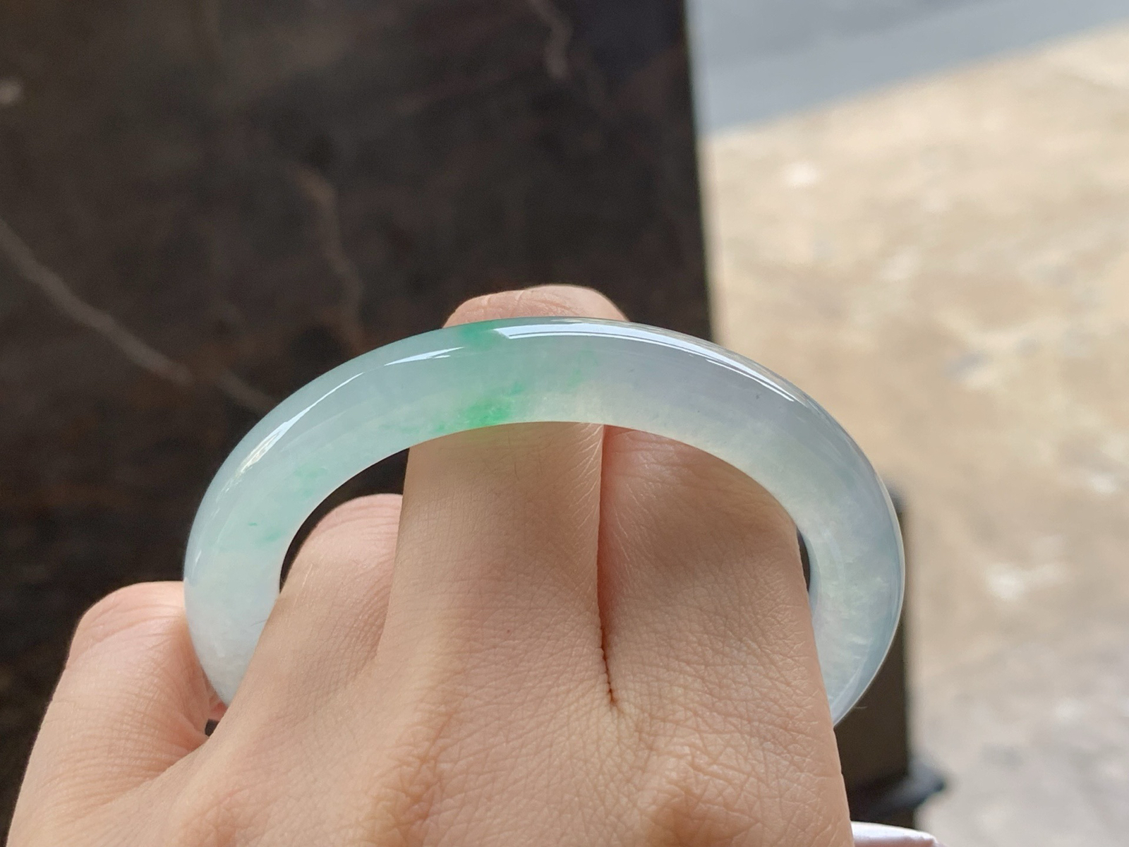 冰种飘色福镯
种老水足 52.7/9.2mm