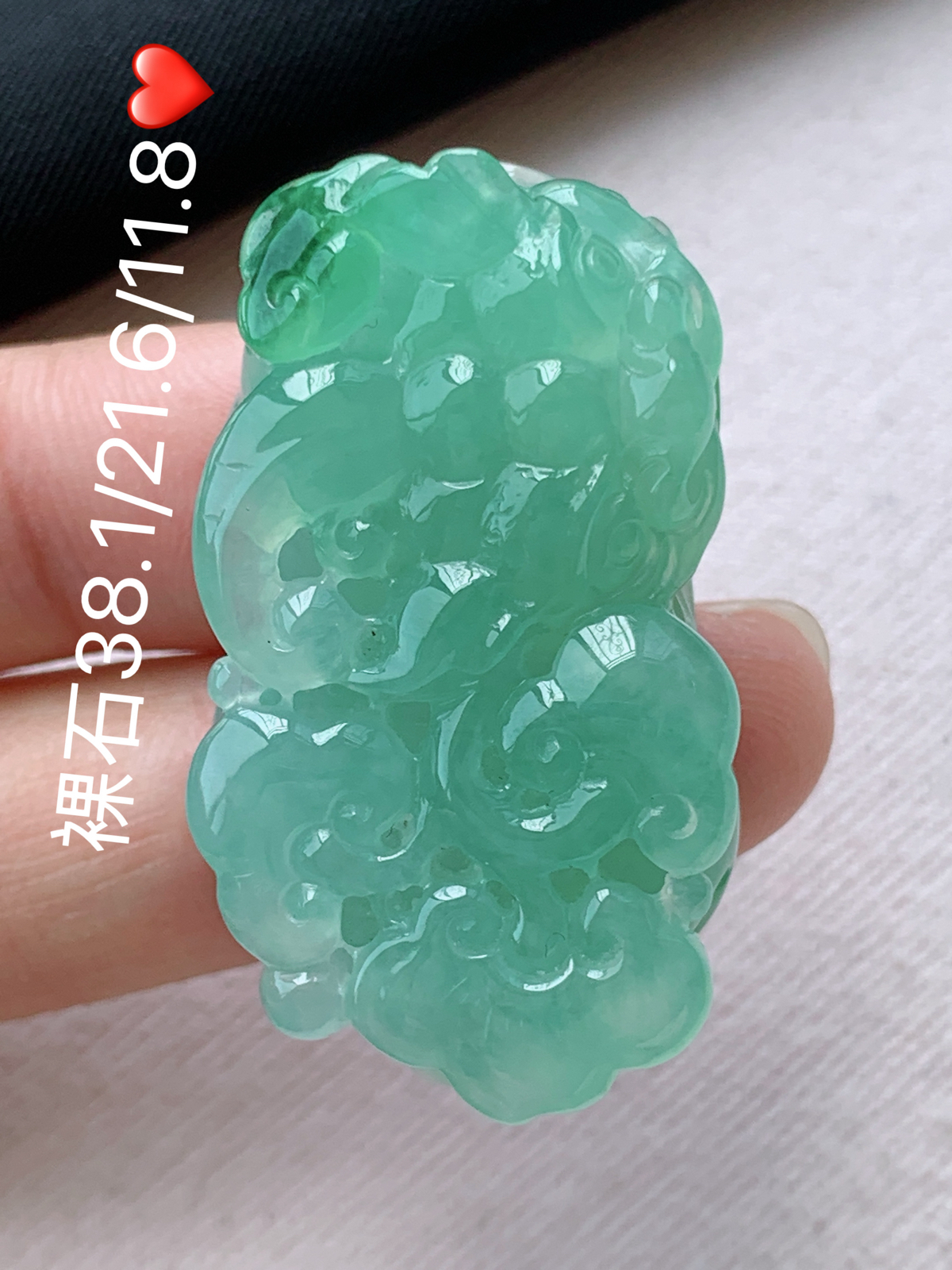 冰绿貔貅挂件
种色怡人，完美细腻莹润，佩戴清新优雅