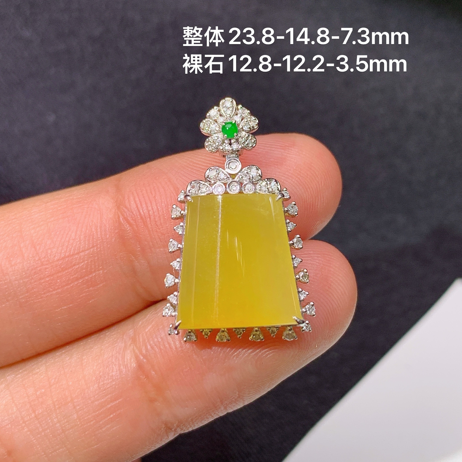 冰黄翡无事牌吊坠，18k金镶嵌，冰透水润，颜色鲜艳，M002 尺寸23.8*14.8*7.3