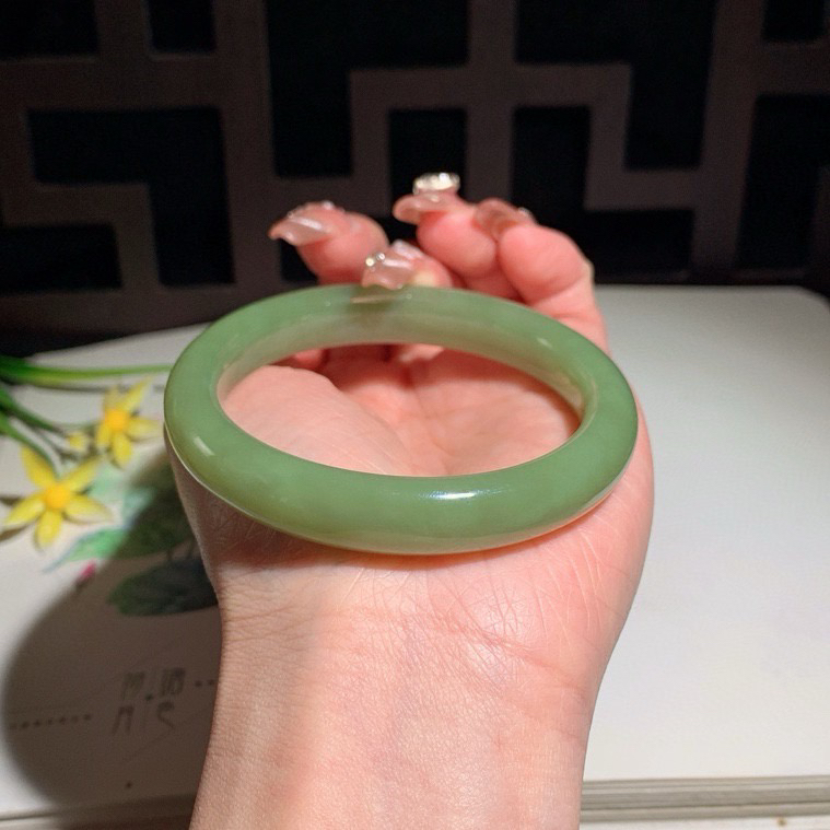 和田玉57圈口黄口料手镯！玉质细腻油润 底色纯净 无纹裂 脂粉好，品质好！