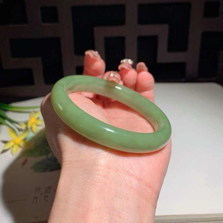 和田玉57圈口黄口料手镯！玉质细腻油润 底色纯净 无纹裂 脂粉好，品质好！