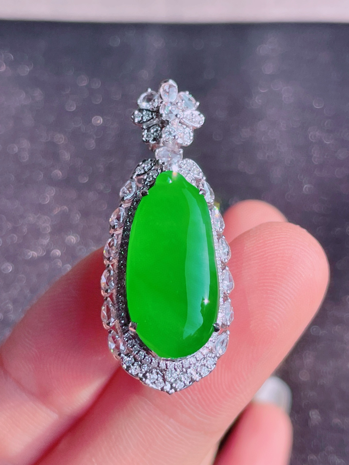 高冰绿福瓜吊坠，晶莹剔透，新颖时尚，品相完美