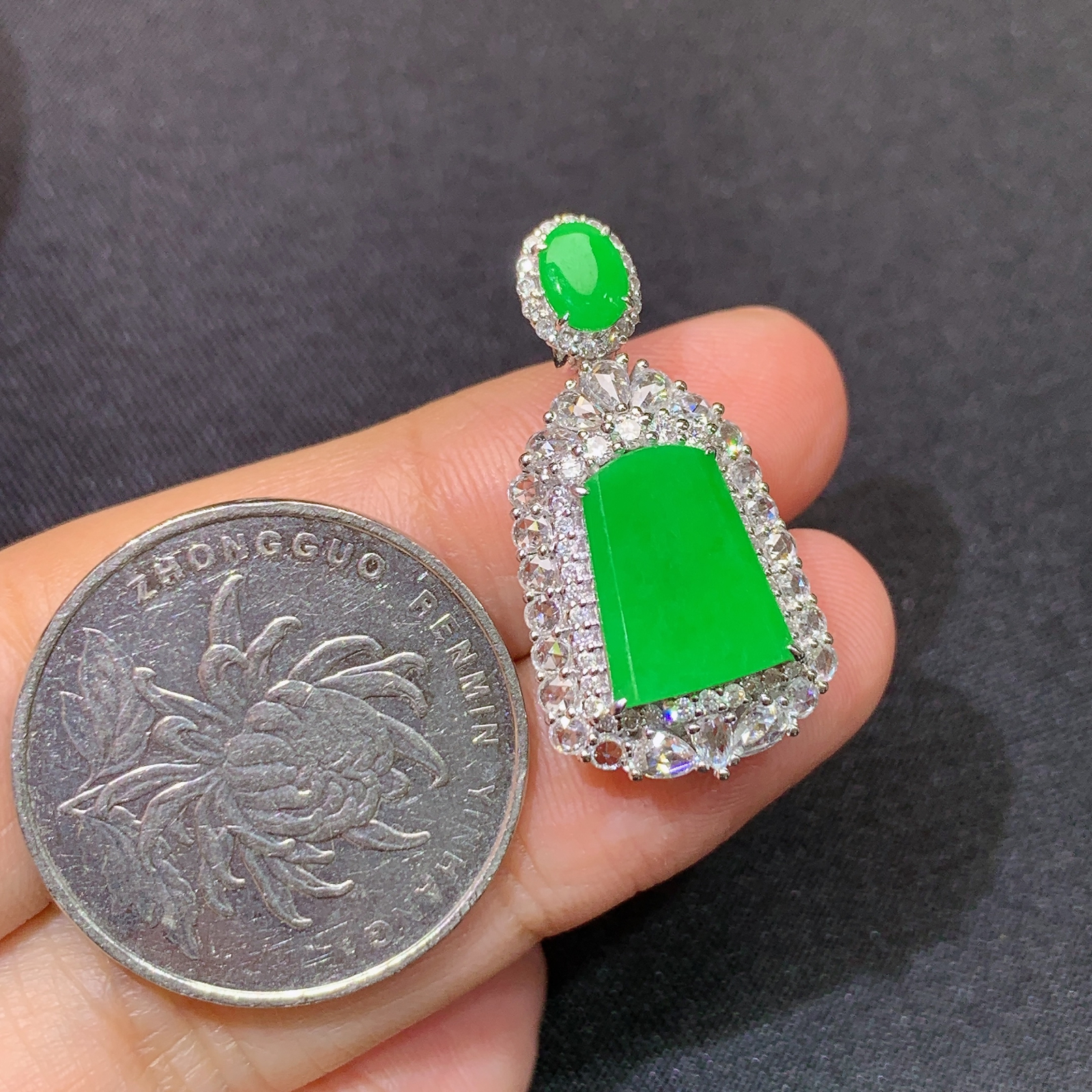 阳绿无事牌吊坠，18k金镶嵌，色泽鲜阳，种老水足，001 尺寸27.9*14.1*7.7