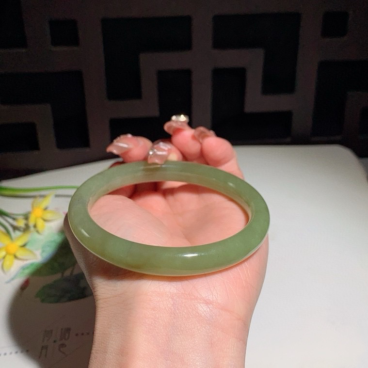 和田玉61圈口黄口料手镯！玉质细腻油润 底色纯净 无纹裂 脂粉好，品质好！