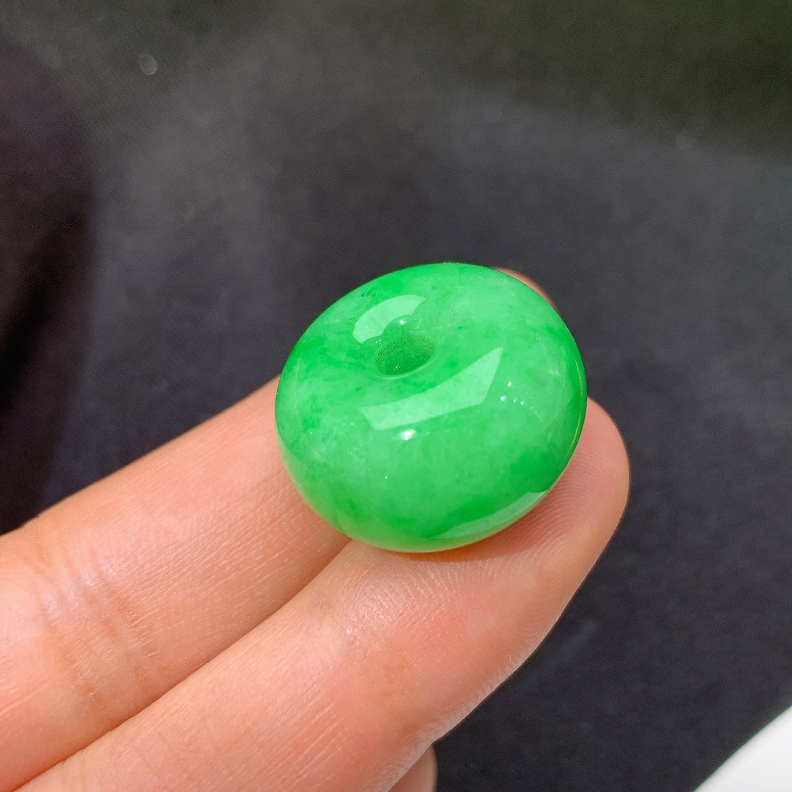 阳绿平安扣，镶嵌佳品，冰润细腻，色阳，种水足 Hon 尺寸20.1*12.1