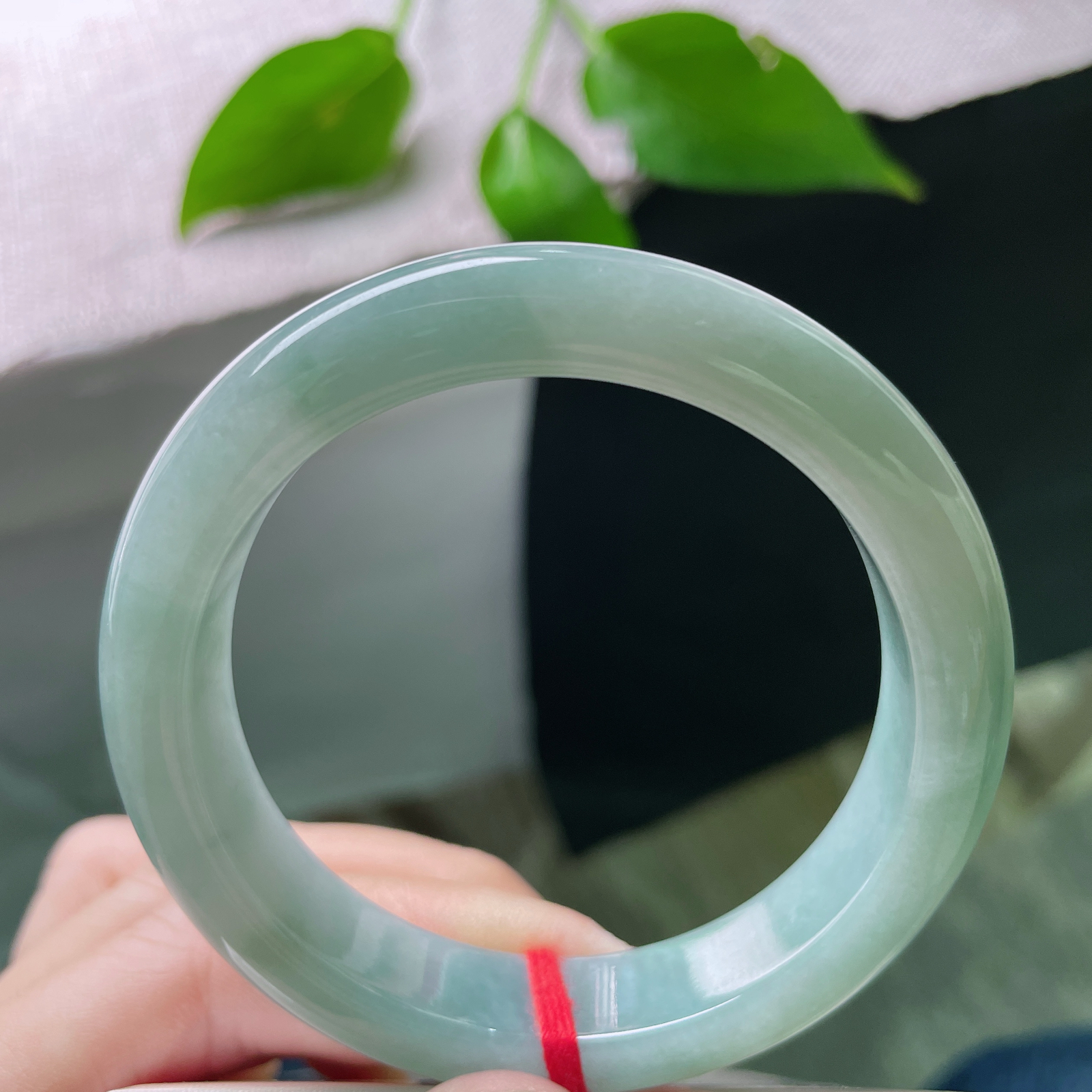 53.2/11.9/8.2，蓝底正圈，水润细腻，种老，玉暖人心，美不自知。棉线