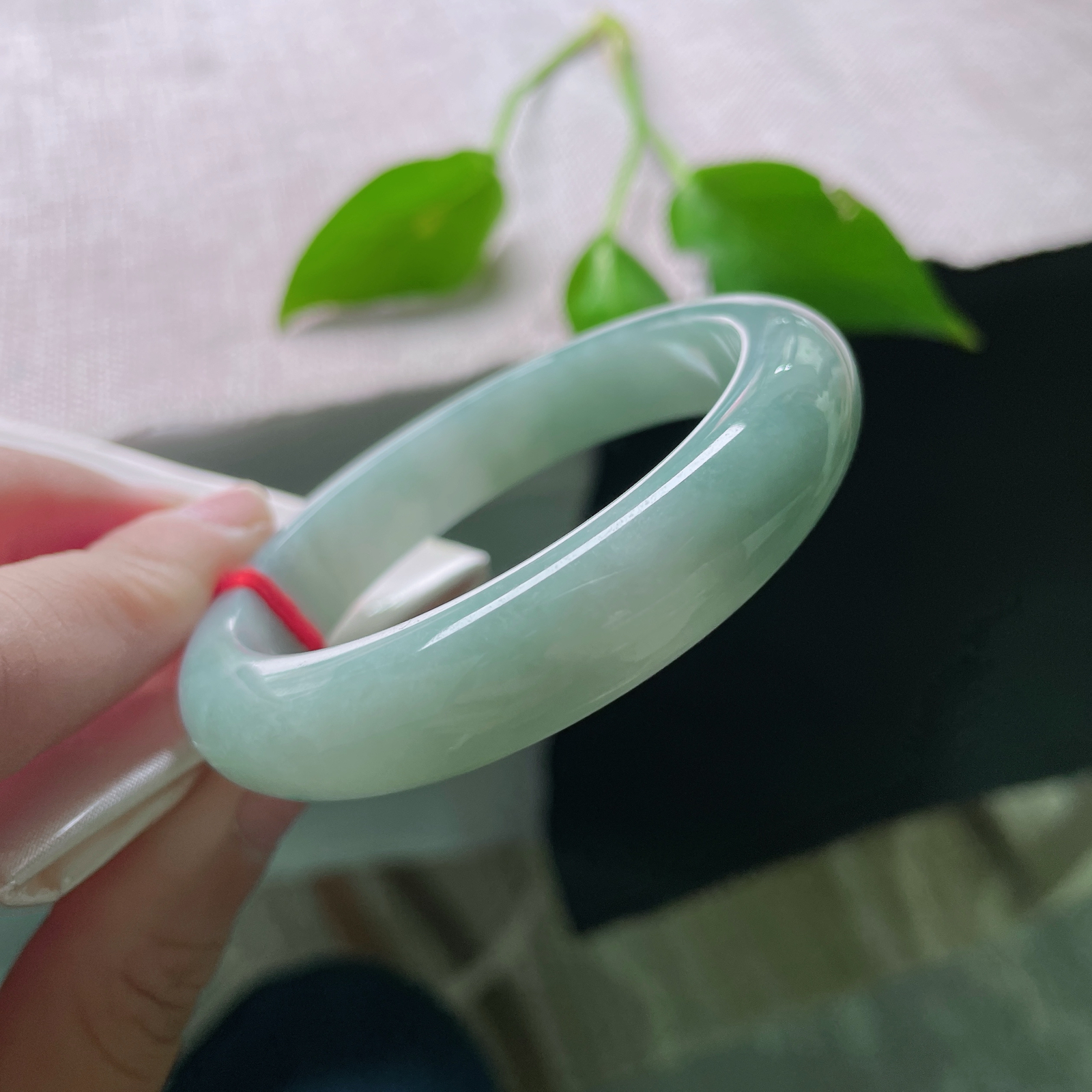 53.2/11.9/8.2，蓝底正圈，水润细腻，种老，玉暖人心，美不自知。棉线