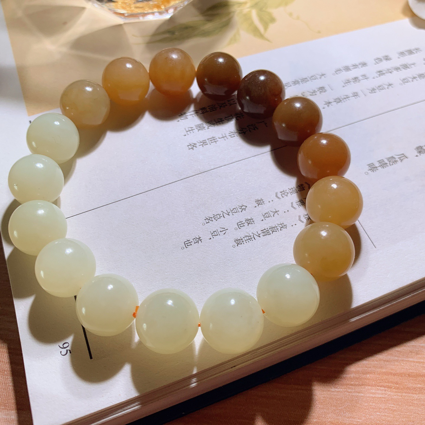 新疆和田玉且末糖圆珠手串！单颗尺寸12。玉质细腻油润 底色纯净 脂粉好，品质好。lt260401